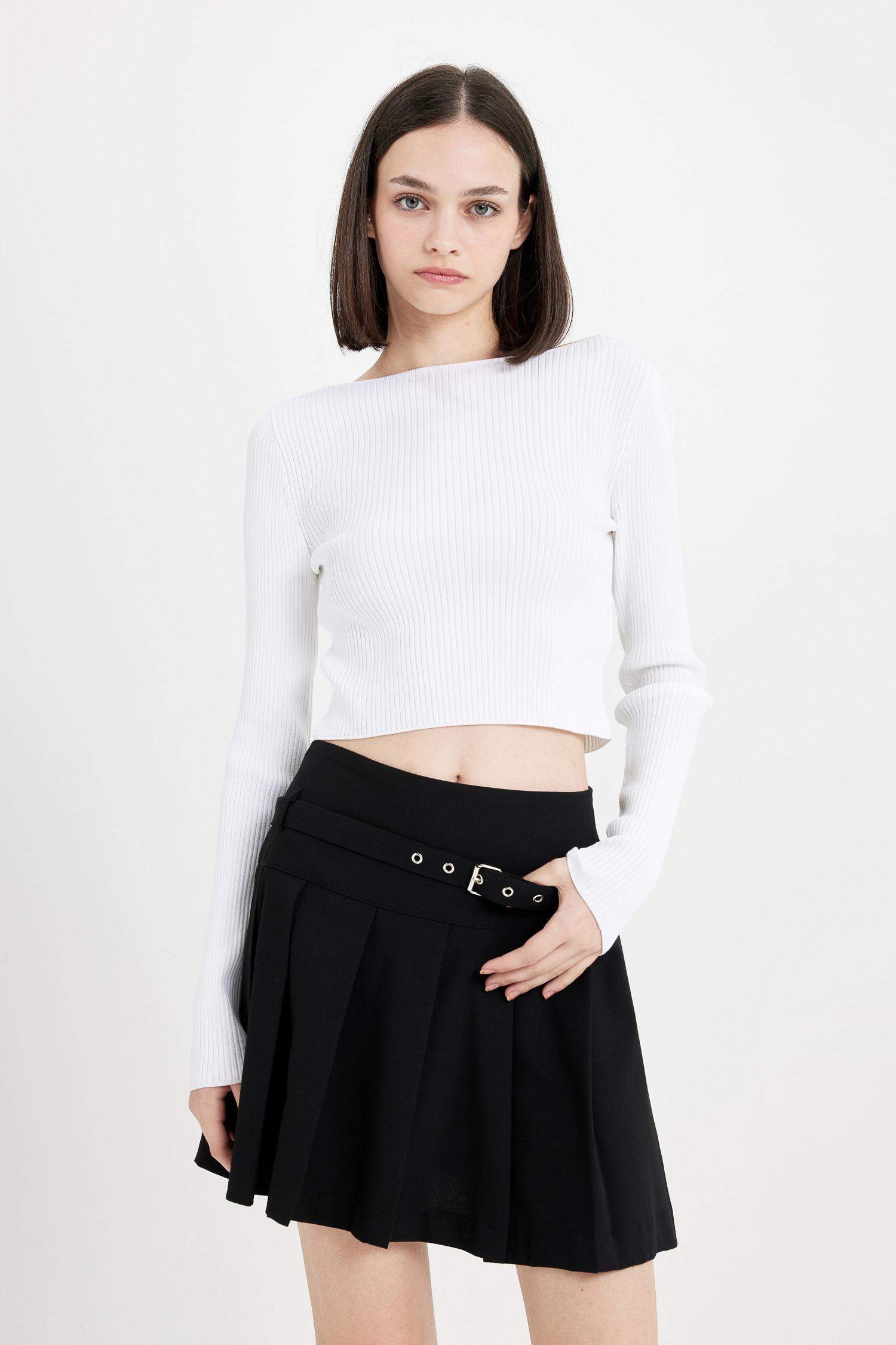 تنورة قصيرة بكسرات وخصر عالي