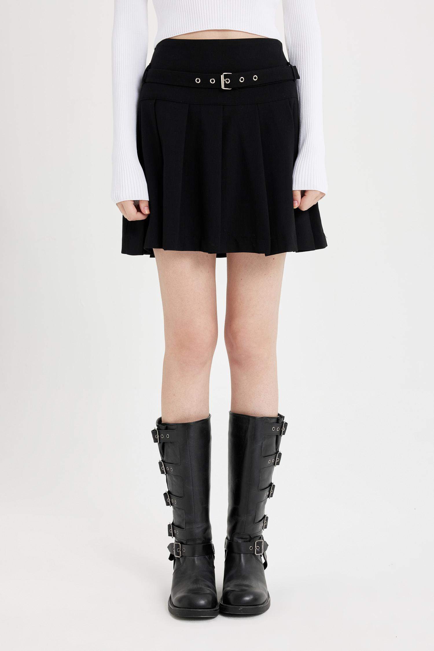 تنورة قصيرة بكسرات وخصر عالي