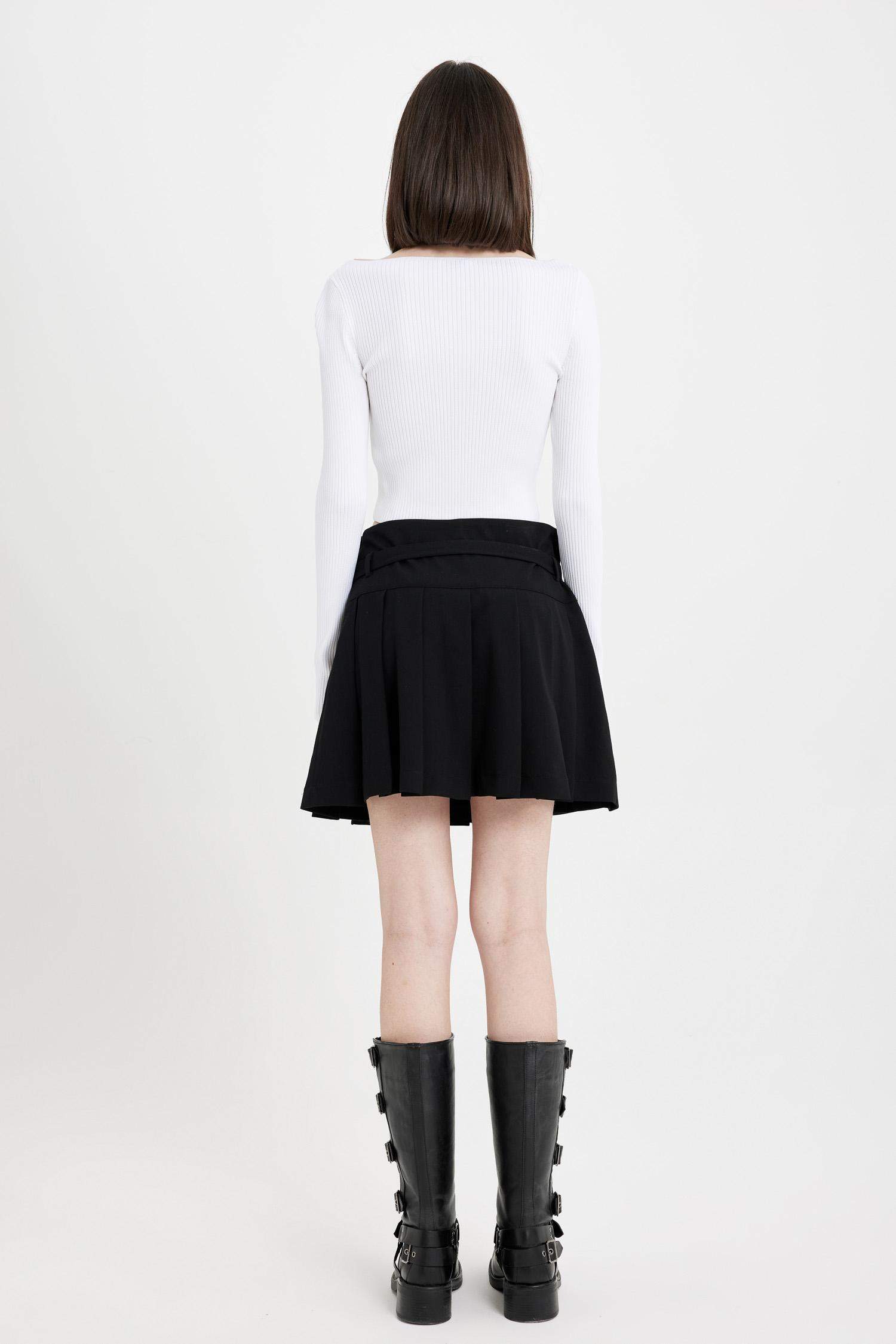 تنورة قصيرة بكسرات وخصر عالي