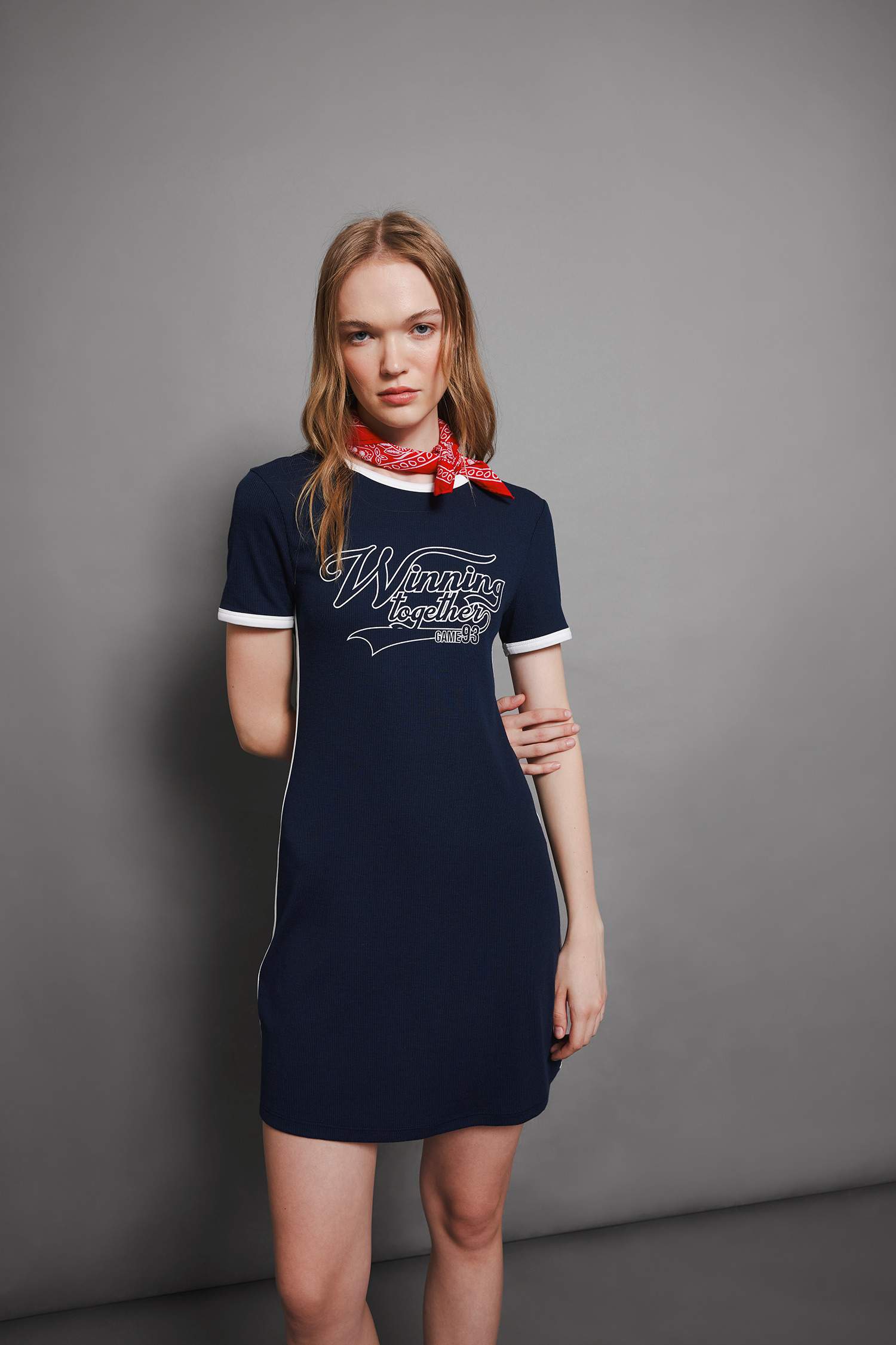 فستان قصير اسود مطبوع مضلع بوديكون بياخة مستديرة