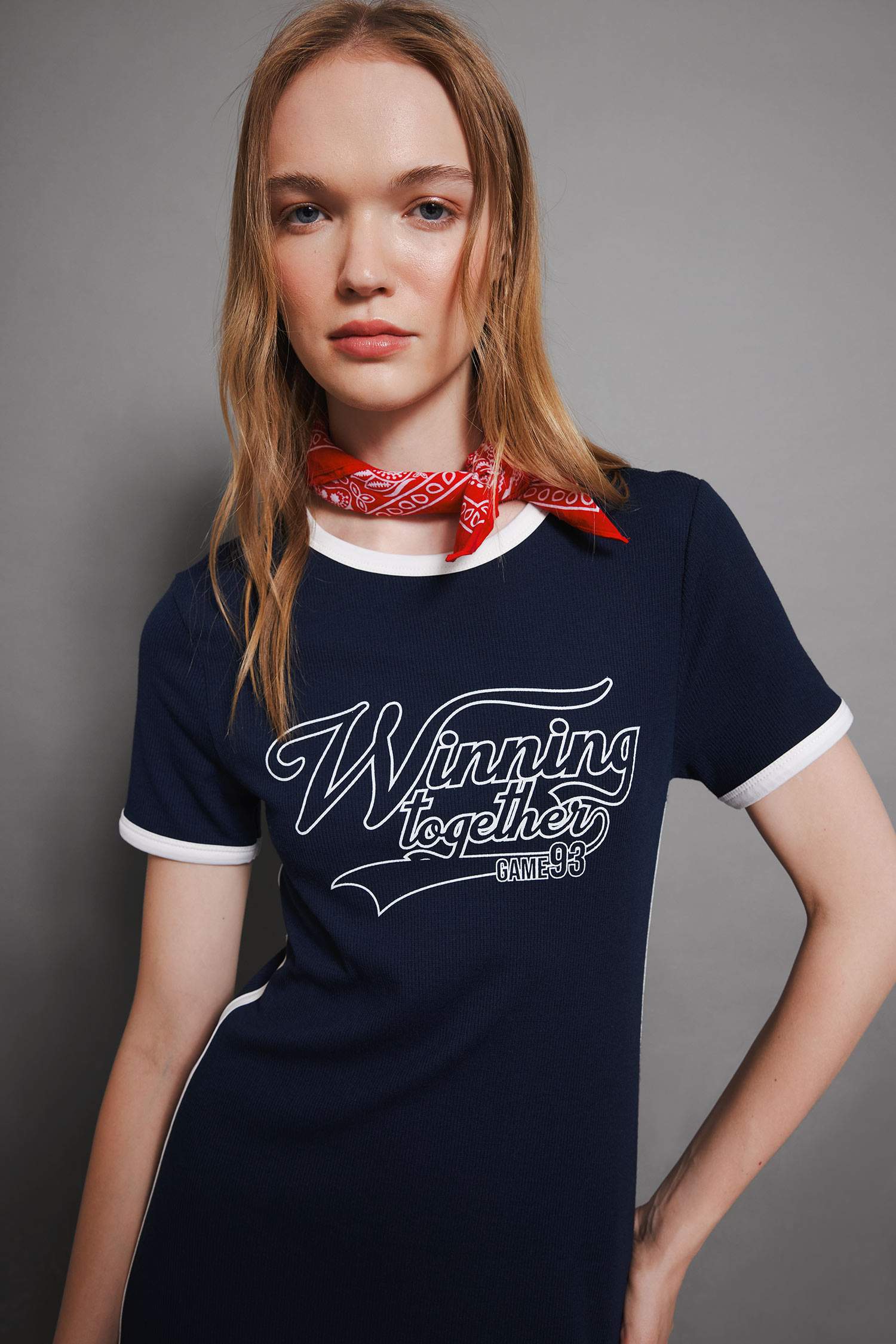 فستان قصير اسود مطبوع مضلع بوديكون بياخة مستديرة