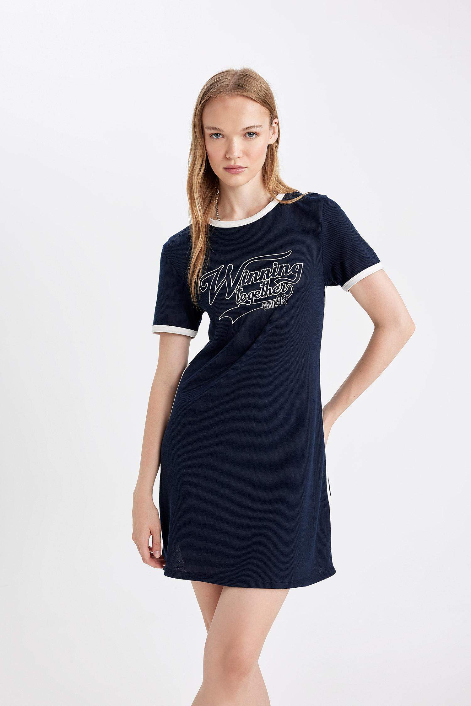 فستان قصير اسود مطبوع مضلع بوديكون بياخة مستديرة