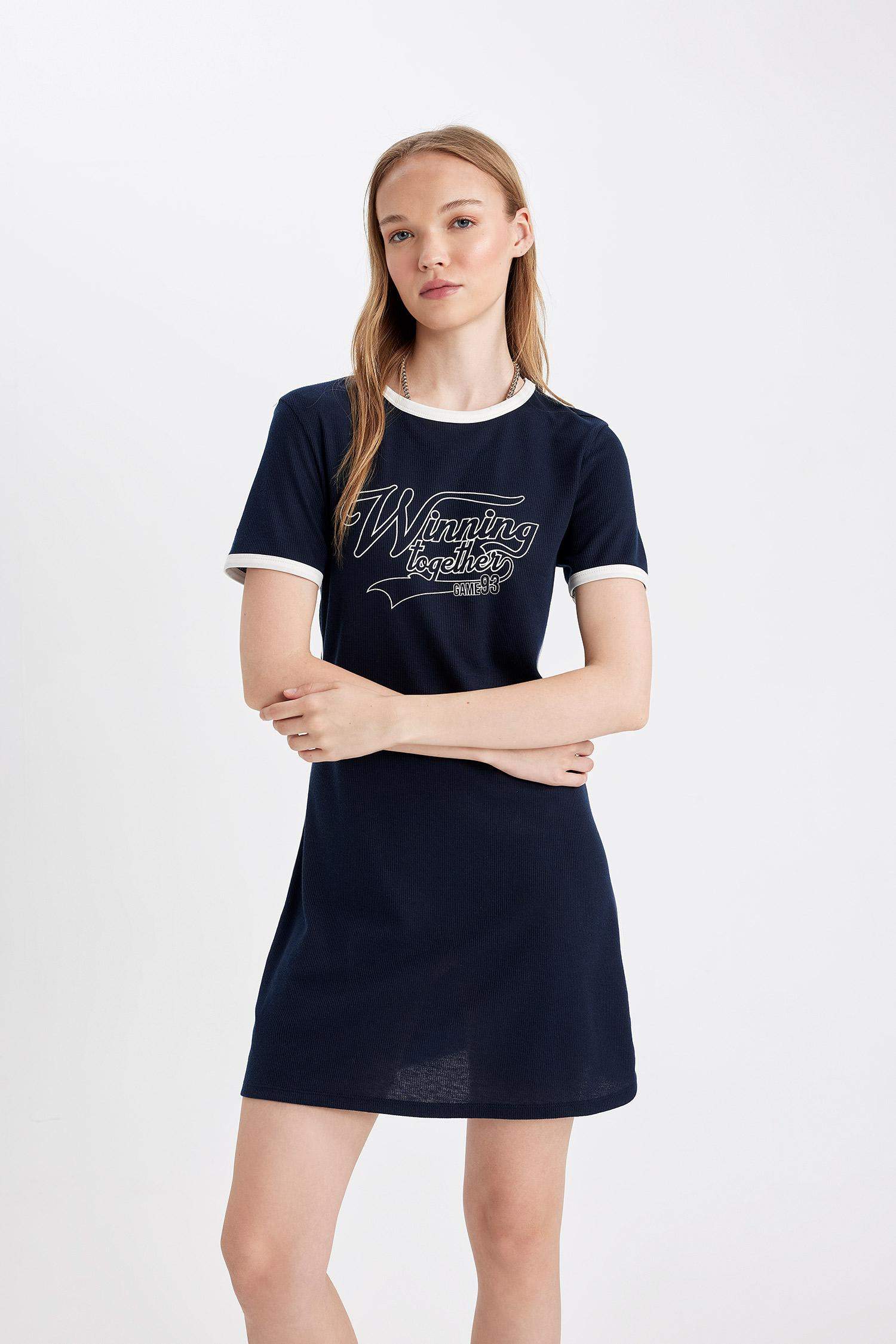 فستان قصير اسود مطبوع مضلع بوديكون بياخة مستديرة