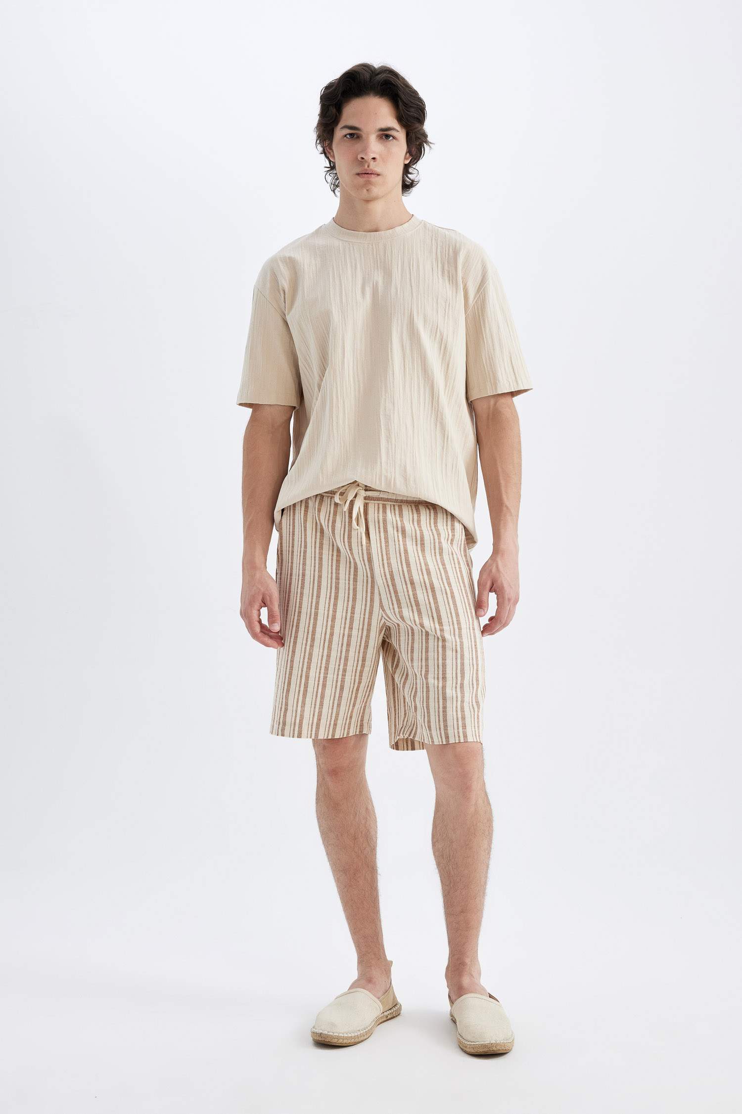 شورت برمودا قصة عادية