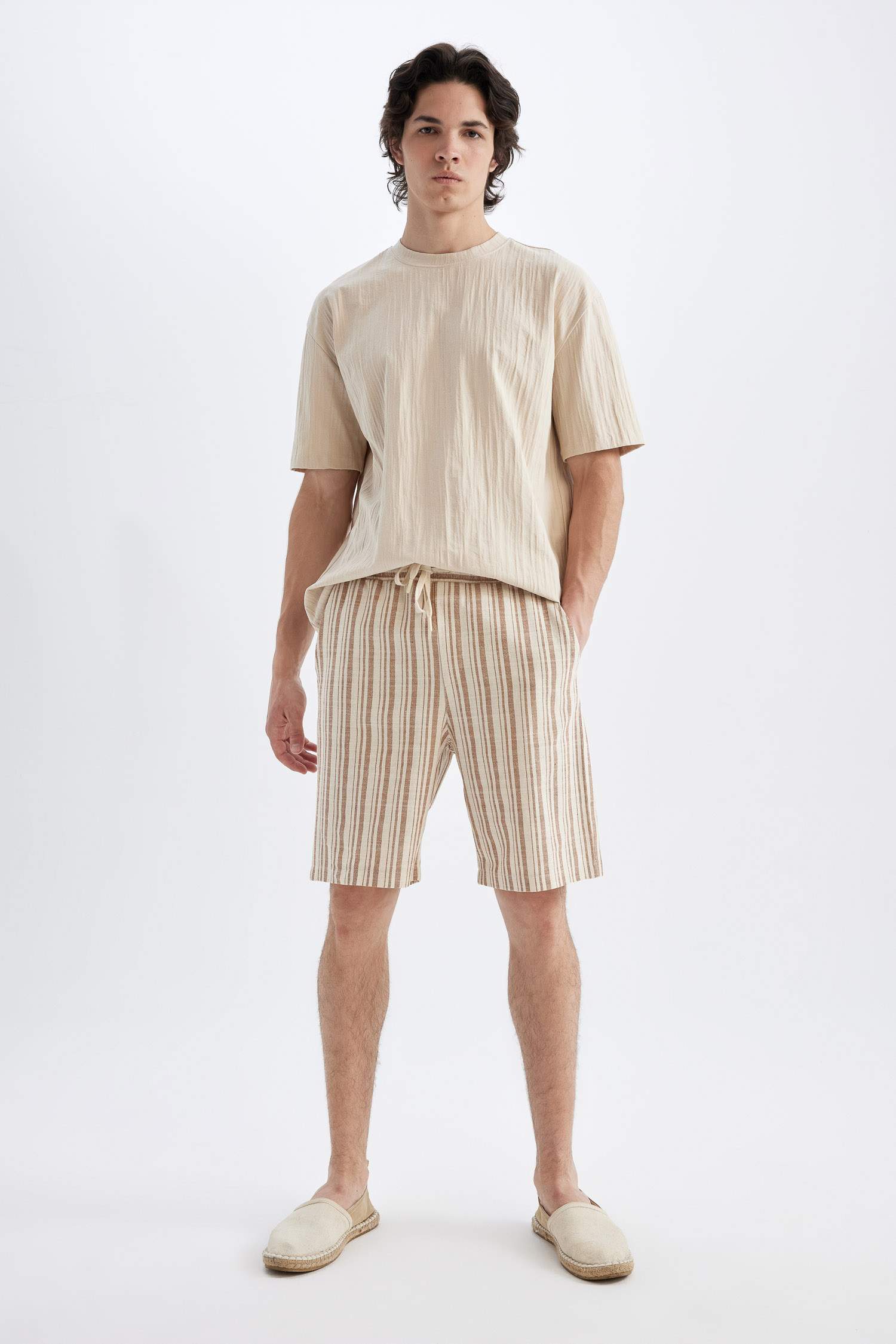 شورت برمودا قصة عادية