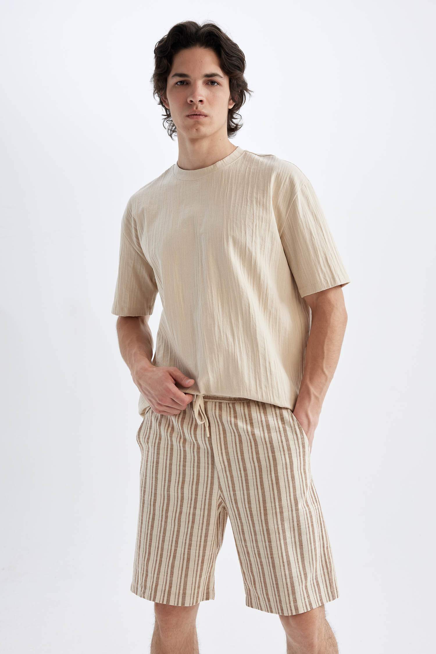 شورت برمودا قصة عادية