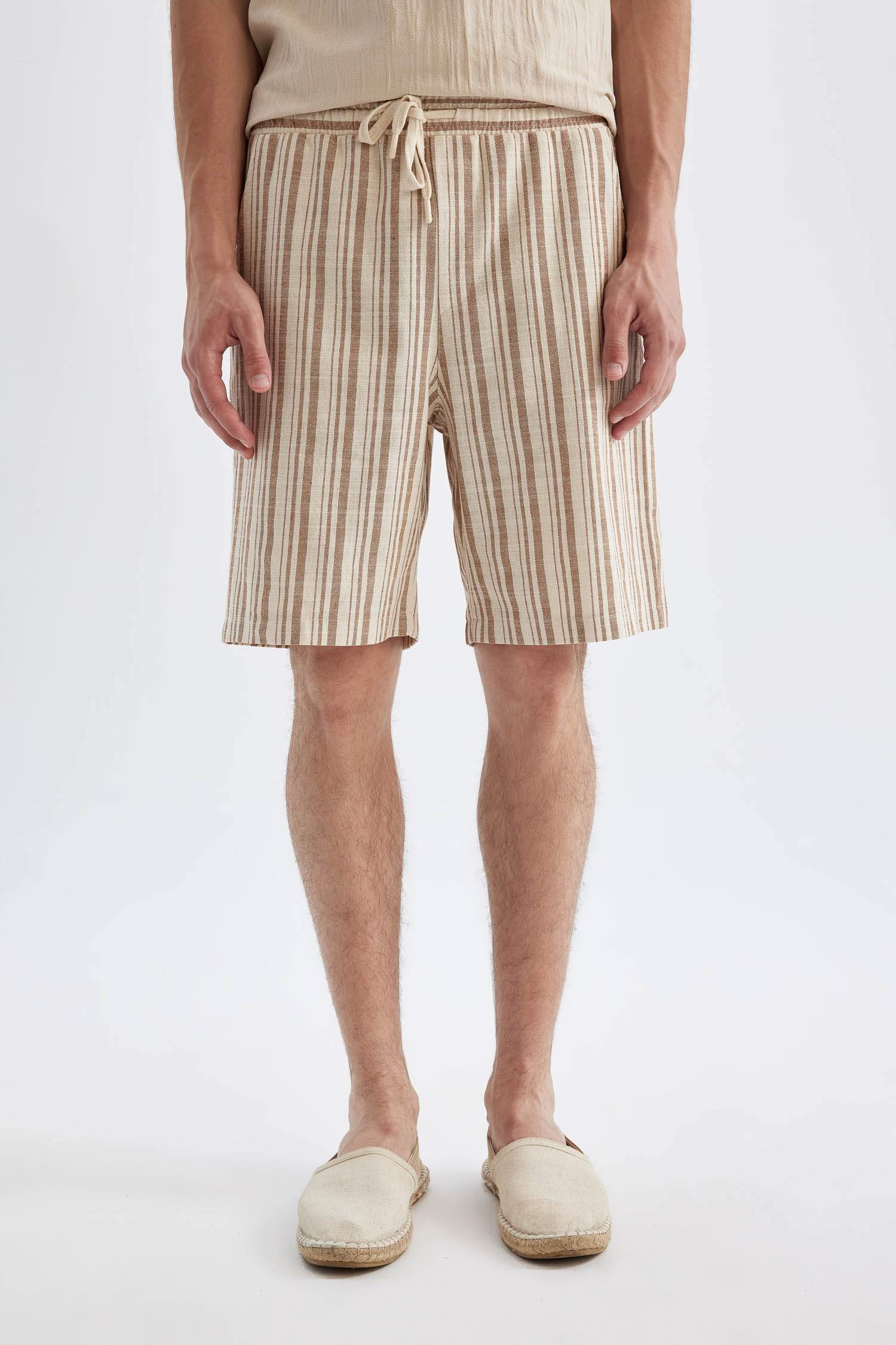 شورت برمودا قصة عادية