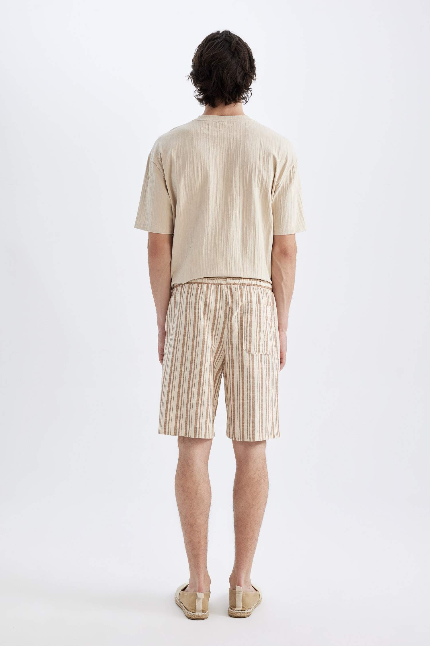 شورت برمودا قصة عادية