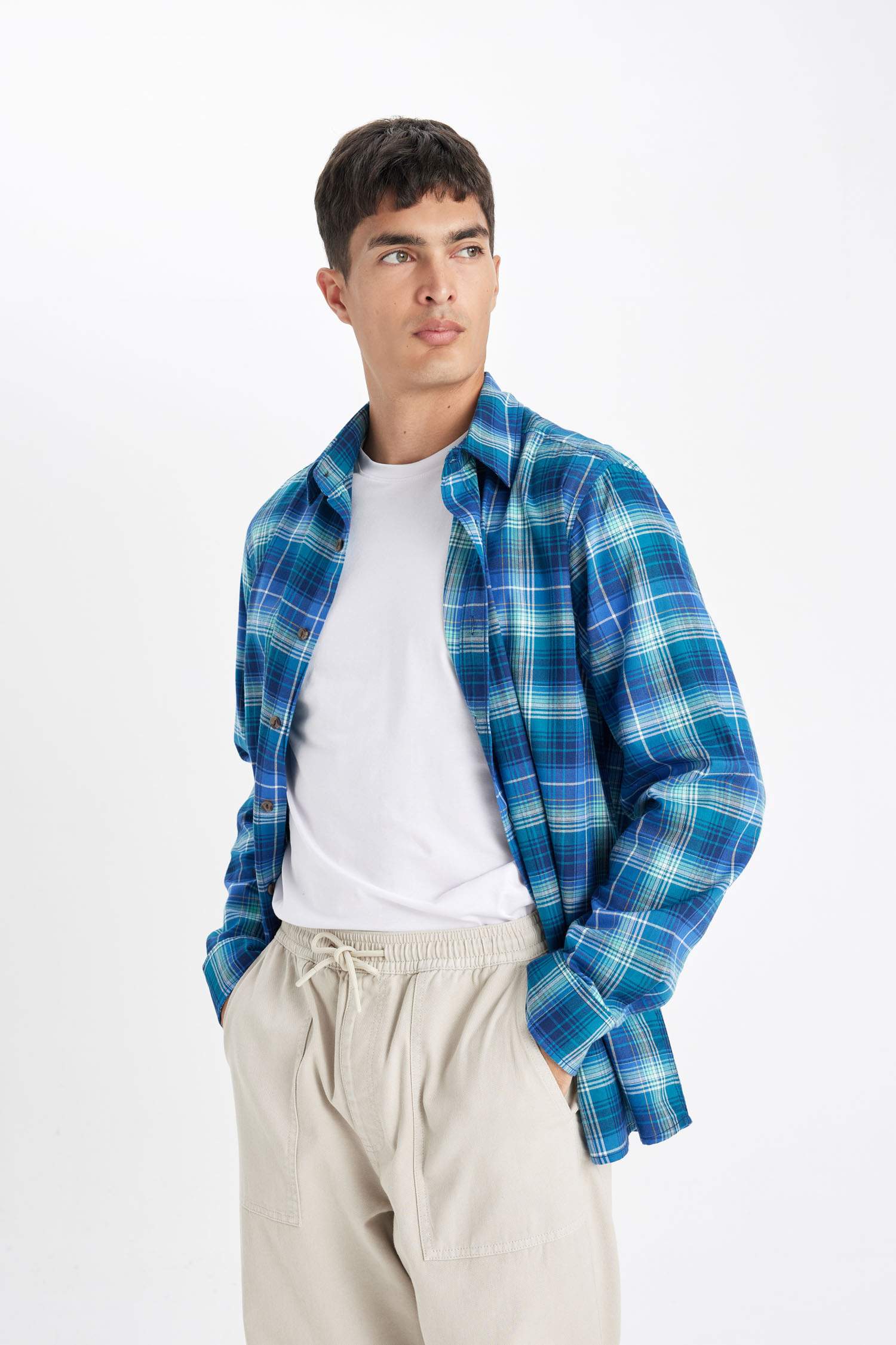 Рубашка в клетку стандартного кроя с длинным рукавом