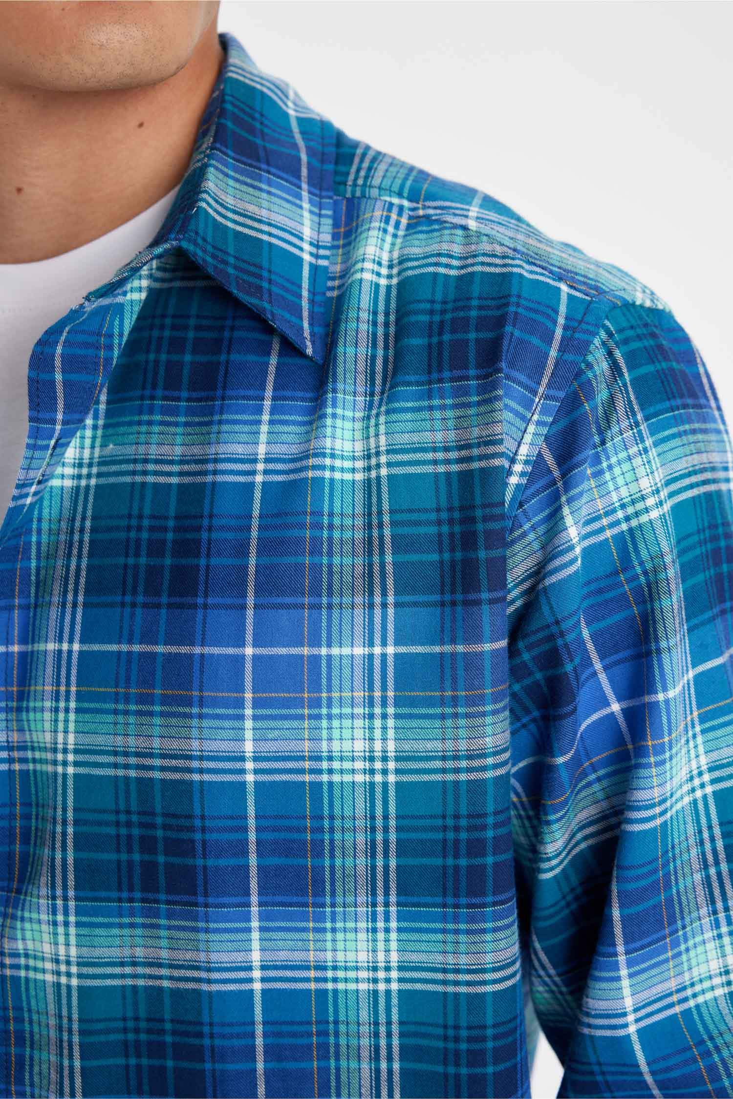 Рубашка в клетку стандартного кроя с длинным рукавом