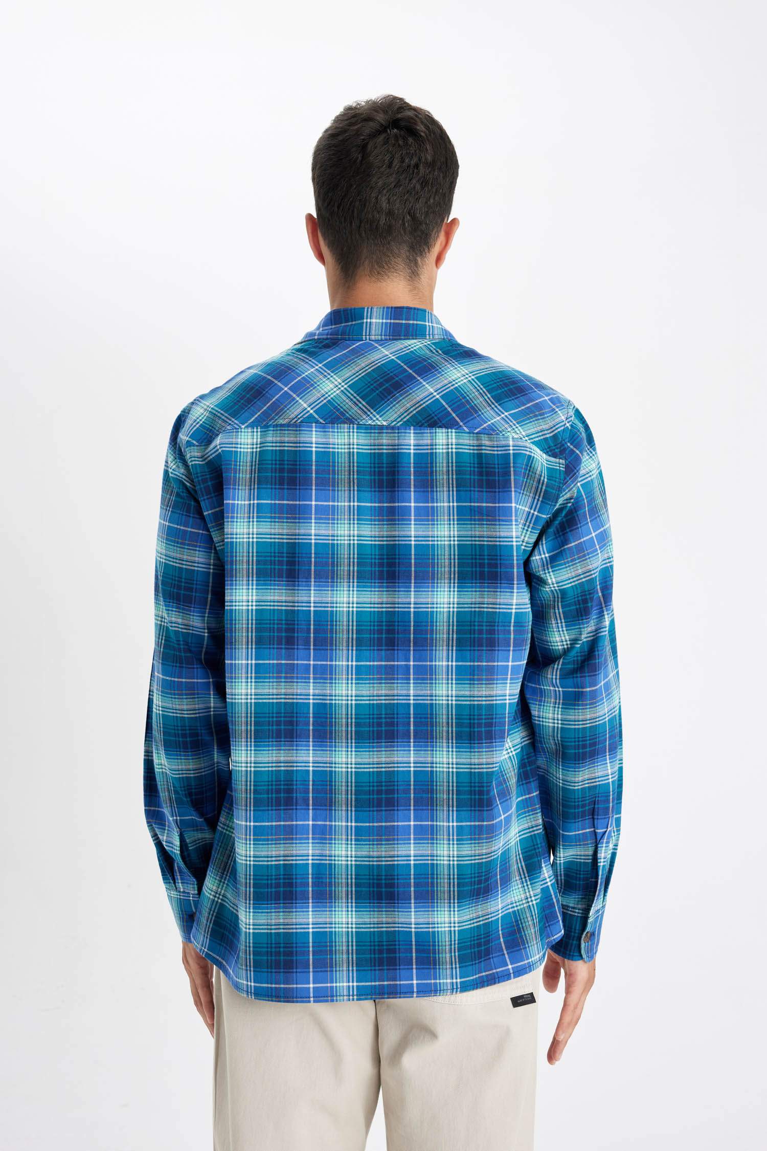 Рубашка в клетку стандартного кроя с длинным рукавом