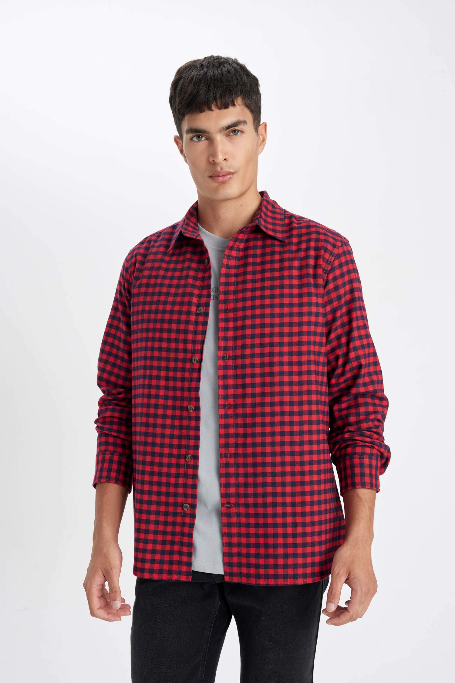 Рубашка в клетку стандартного кроя с длинным рукавом