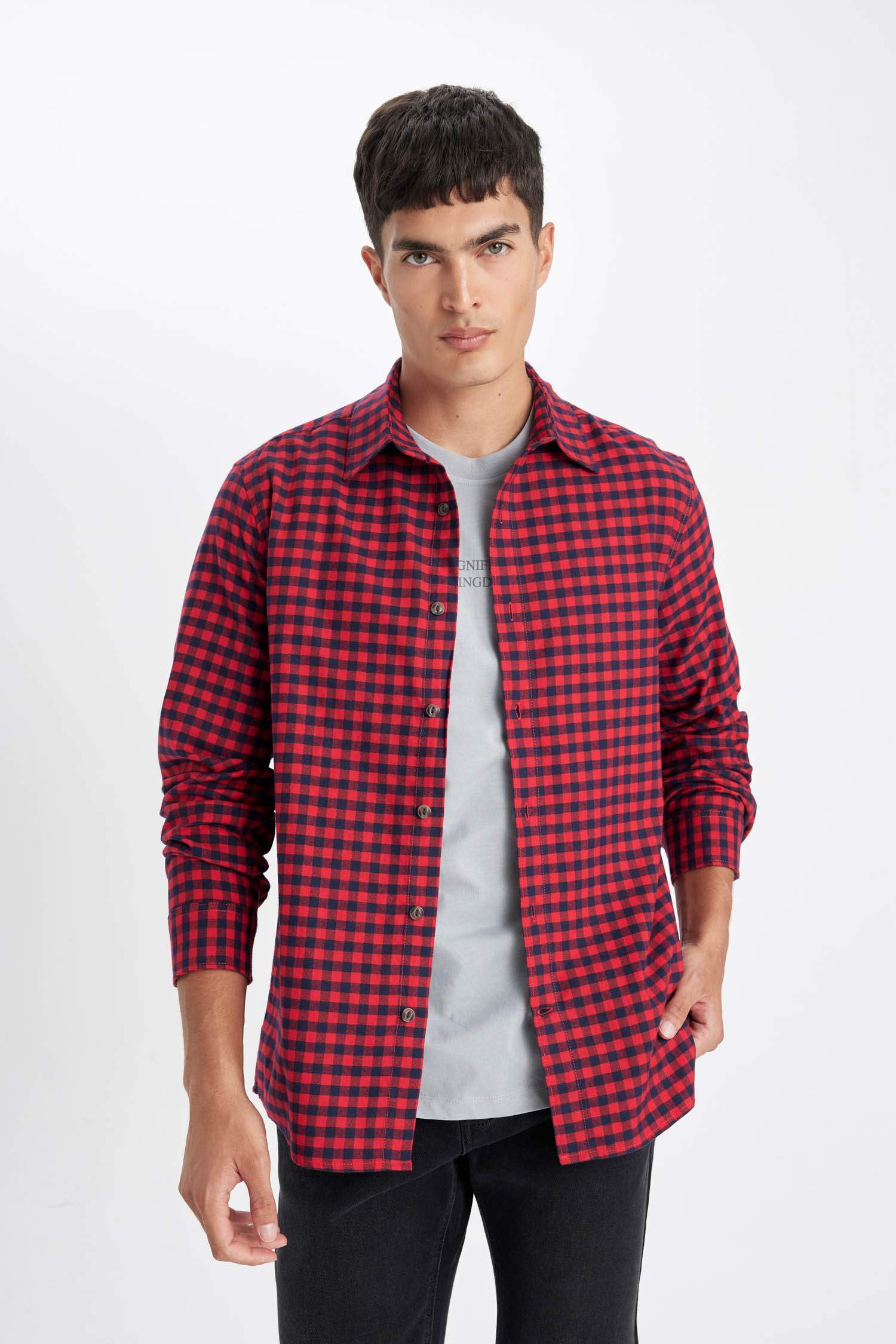 Рубашка в клетку стандартного кроя с длинным рукавом