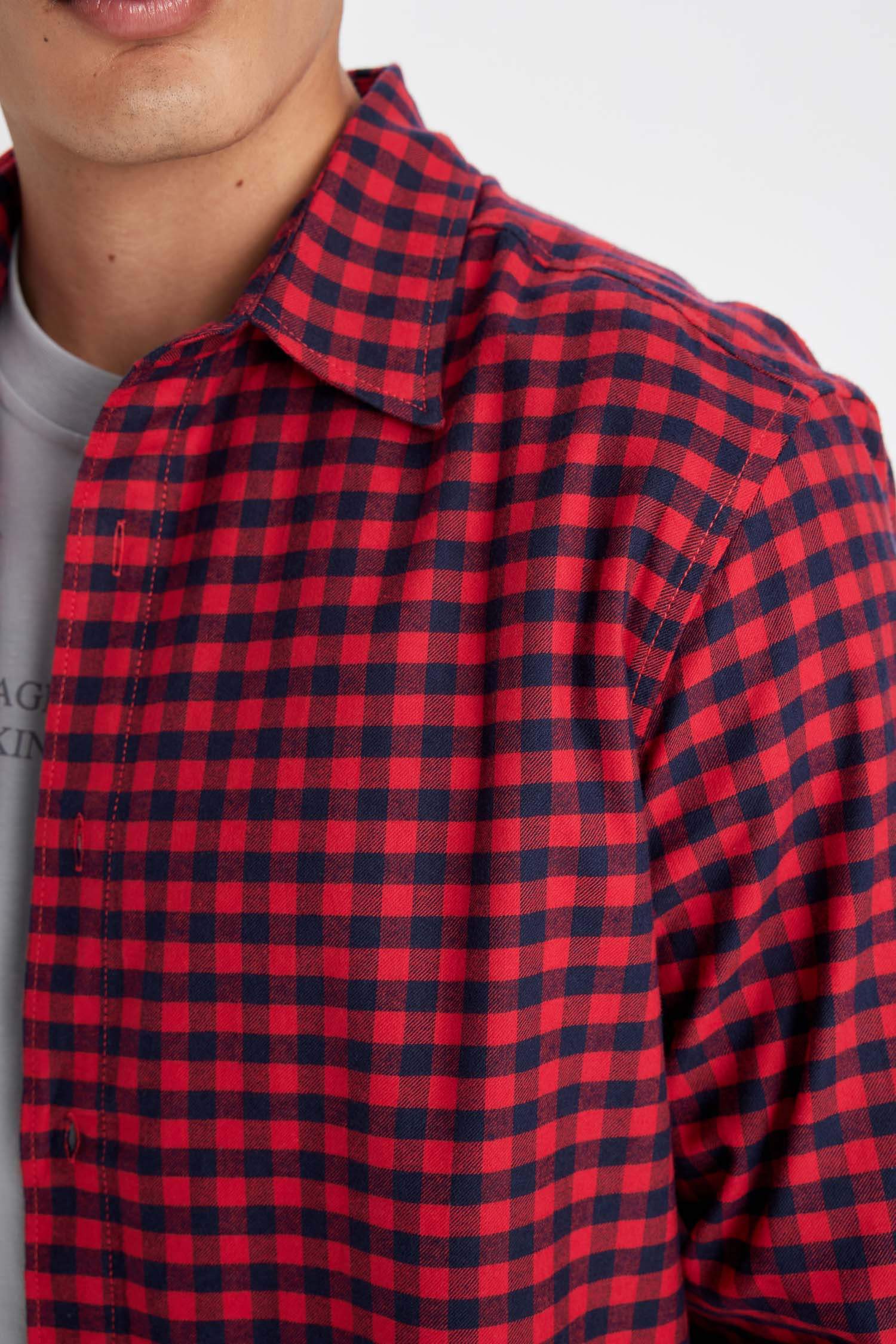 Рубашка в клетку стандартного кроя с длинным рукавом