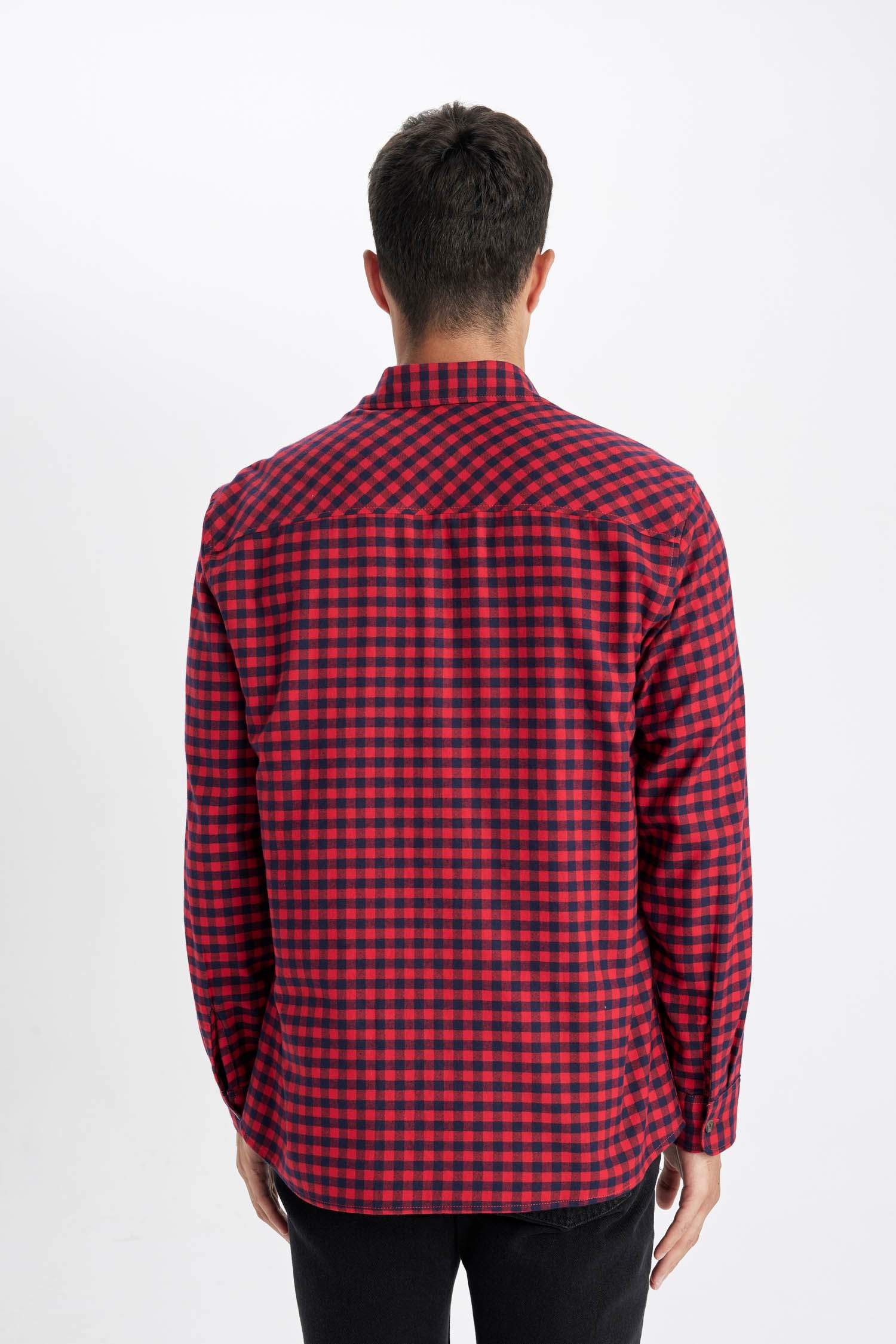 Рубашка в клетку стандартного кроя с длинным рукавом