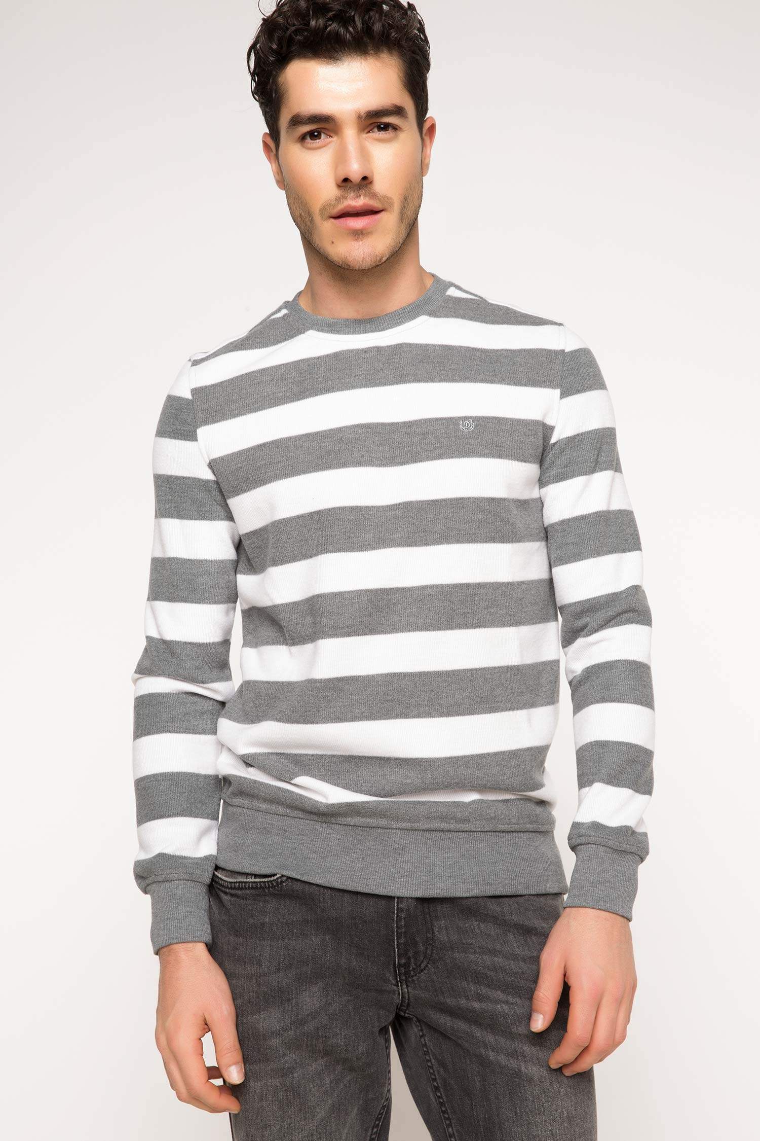 Defacto Bisiklet Yaka Armalı Sweatshirt. 1