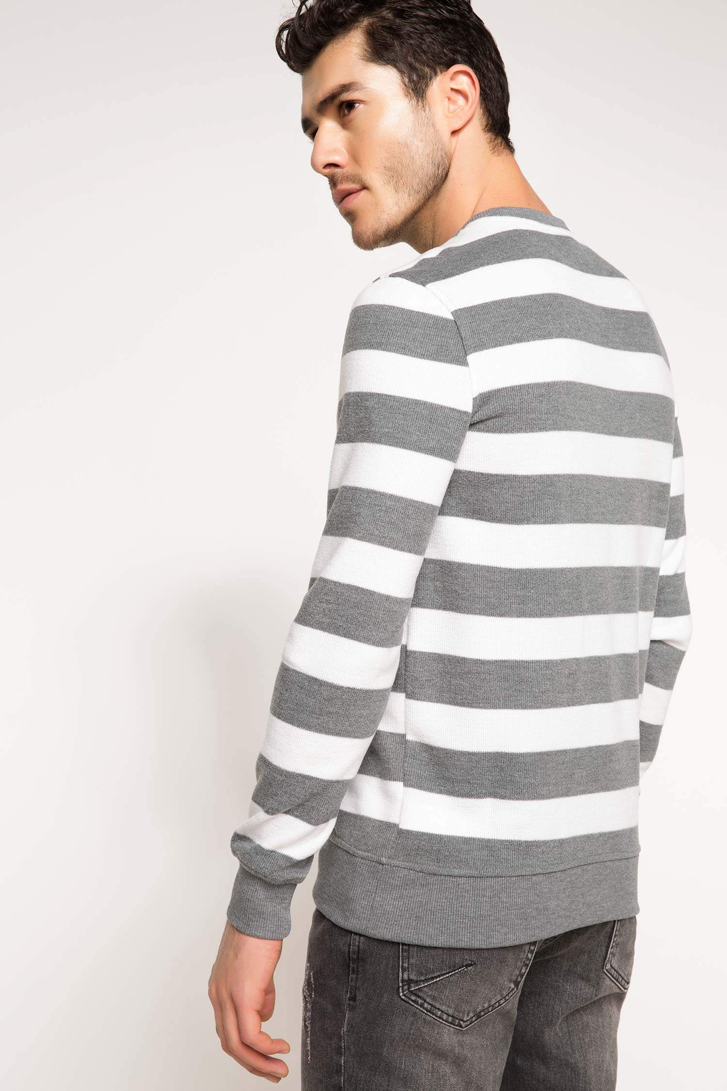 Defacto Bisiklet Yaka Armalı Sweatshirt. 3