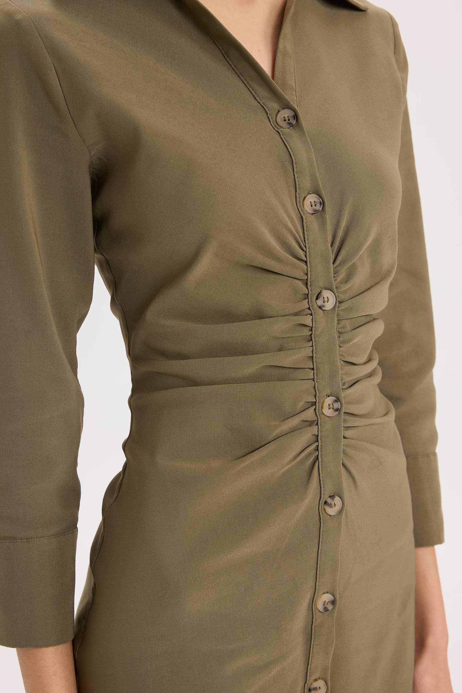 Robe mi-longue à manches courtes et col chemise boutonnée en tissu Bengaline