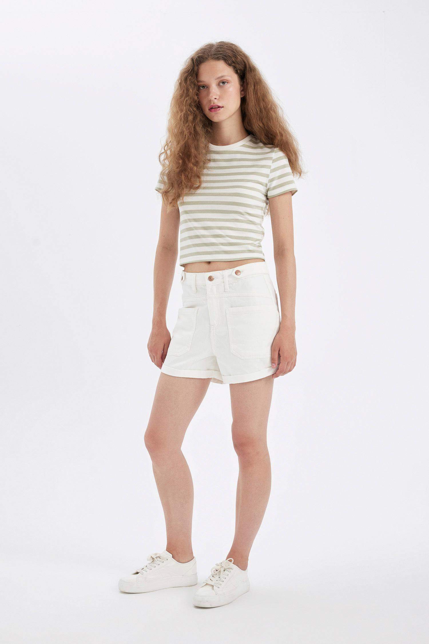 شورت جينز موم فيت بخصر عالي بحافة مطوية