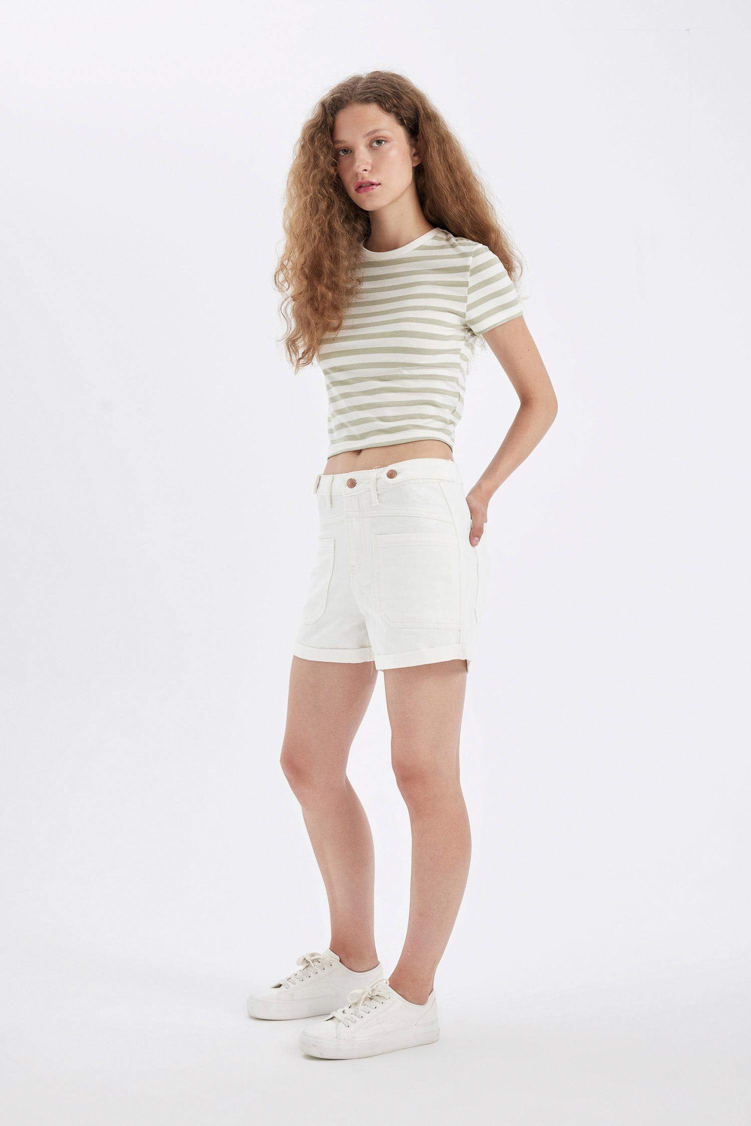 شورت جينز موم فيت بخصر عالي بحافة مطوية