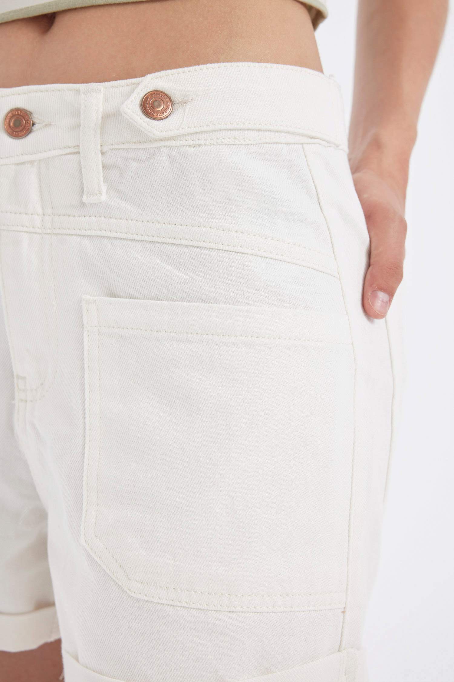 شورت جينز موم فيت بخصر عالي بحافة مطوية