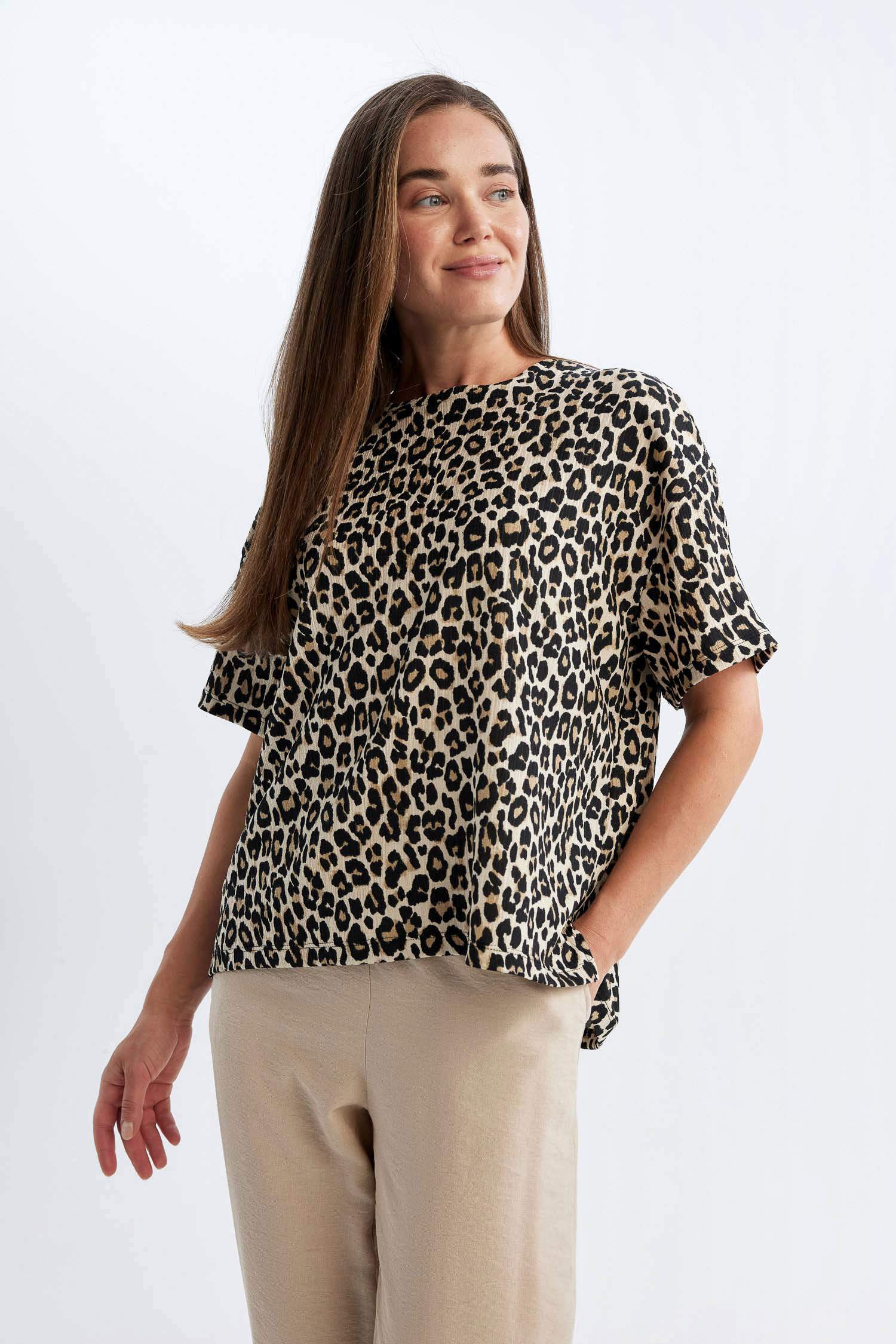 Regular Fit Bisiklet Yaka Leopar Desenli Kısa Kollu Tişört