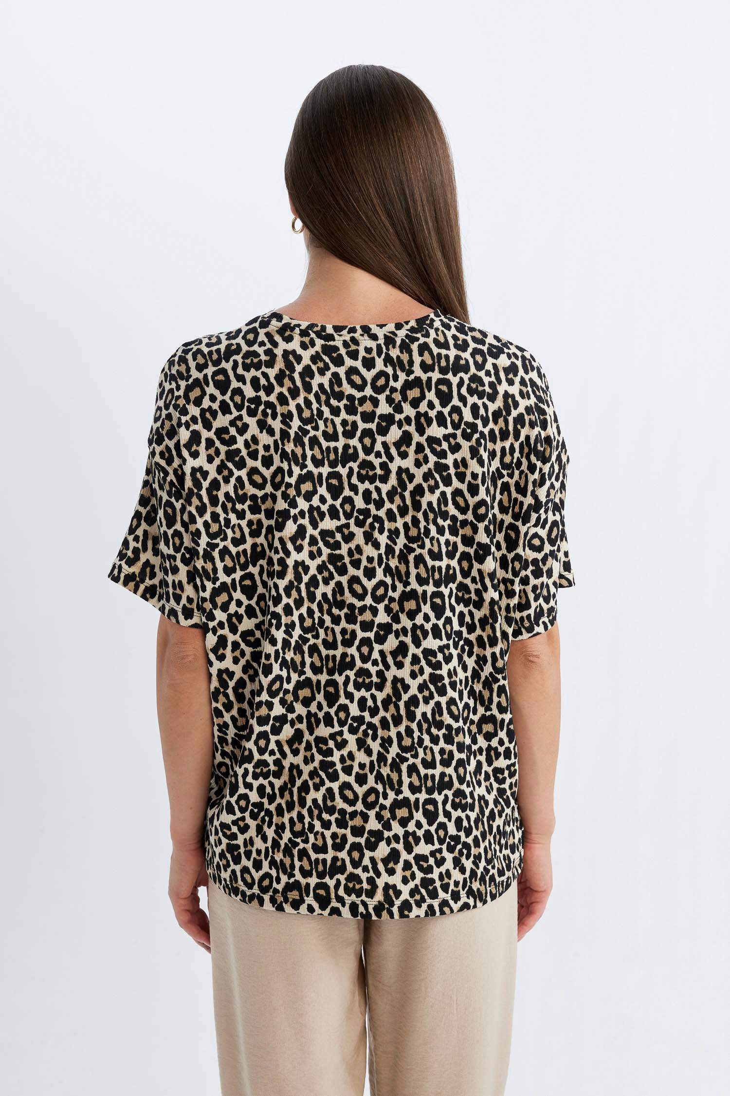 Regular Fit Bisiklet Yaka Leopar Desenli Kısa Kollu Tişört