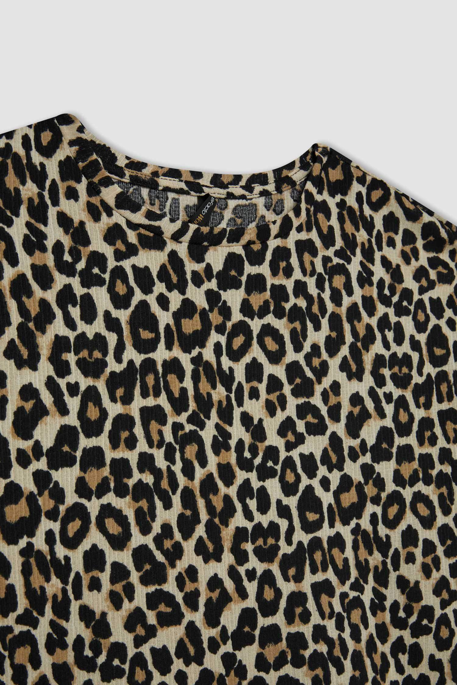 Regular Fit Bisiklet Yaka Leopar Desenli Kısa Kollu Tişört