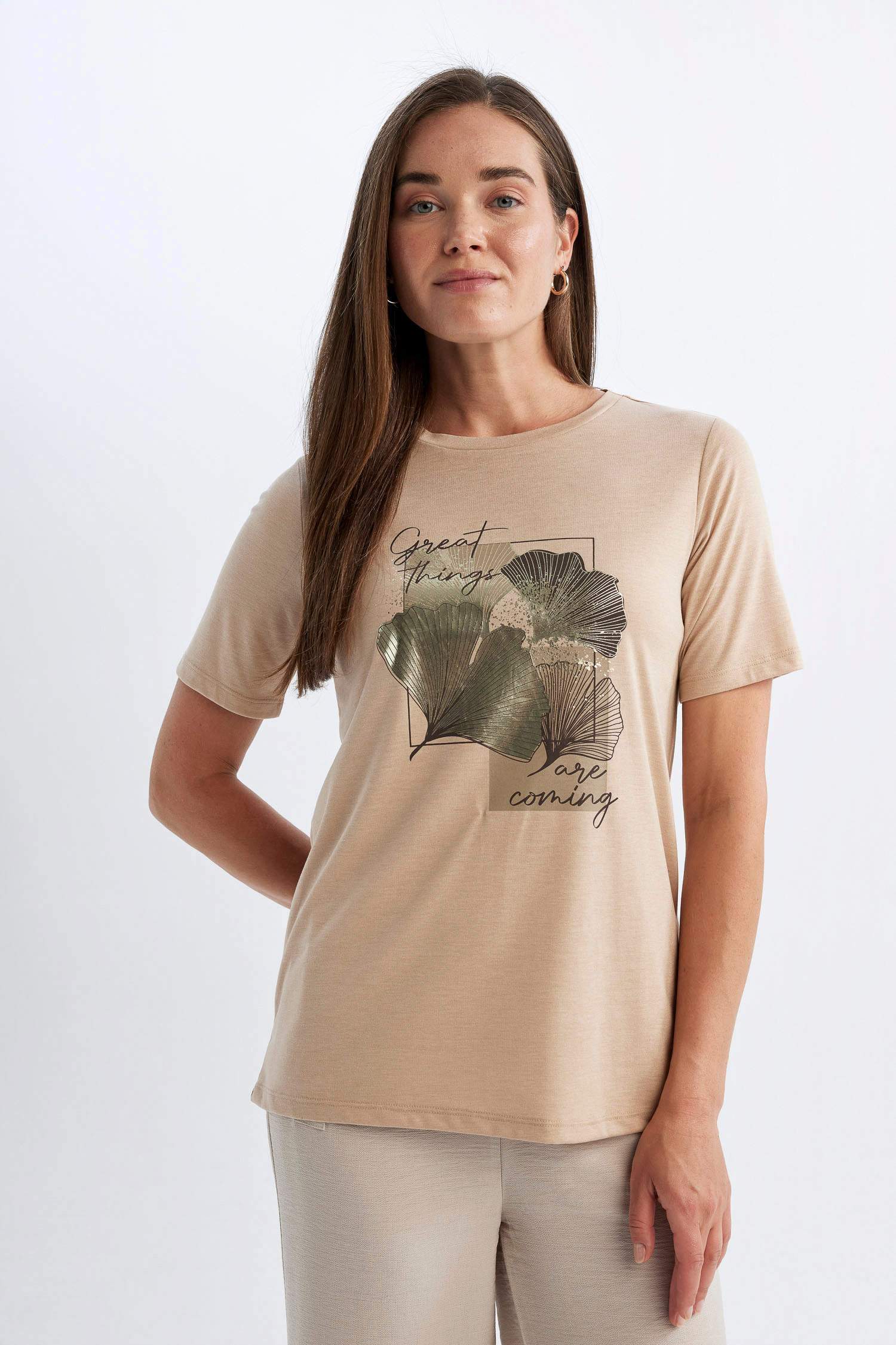 تيشيرت نص كم قصة عادية برقبة مستديرة