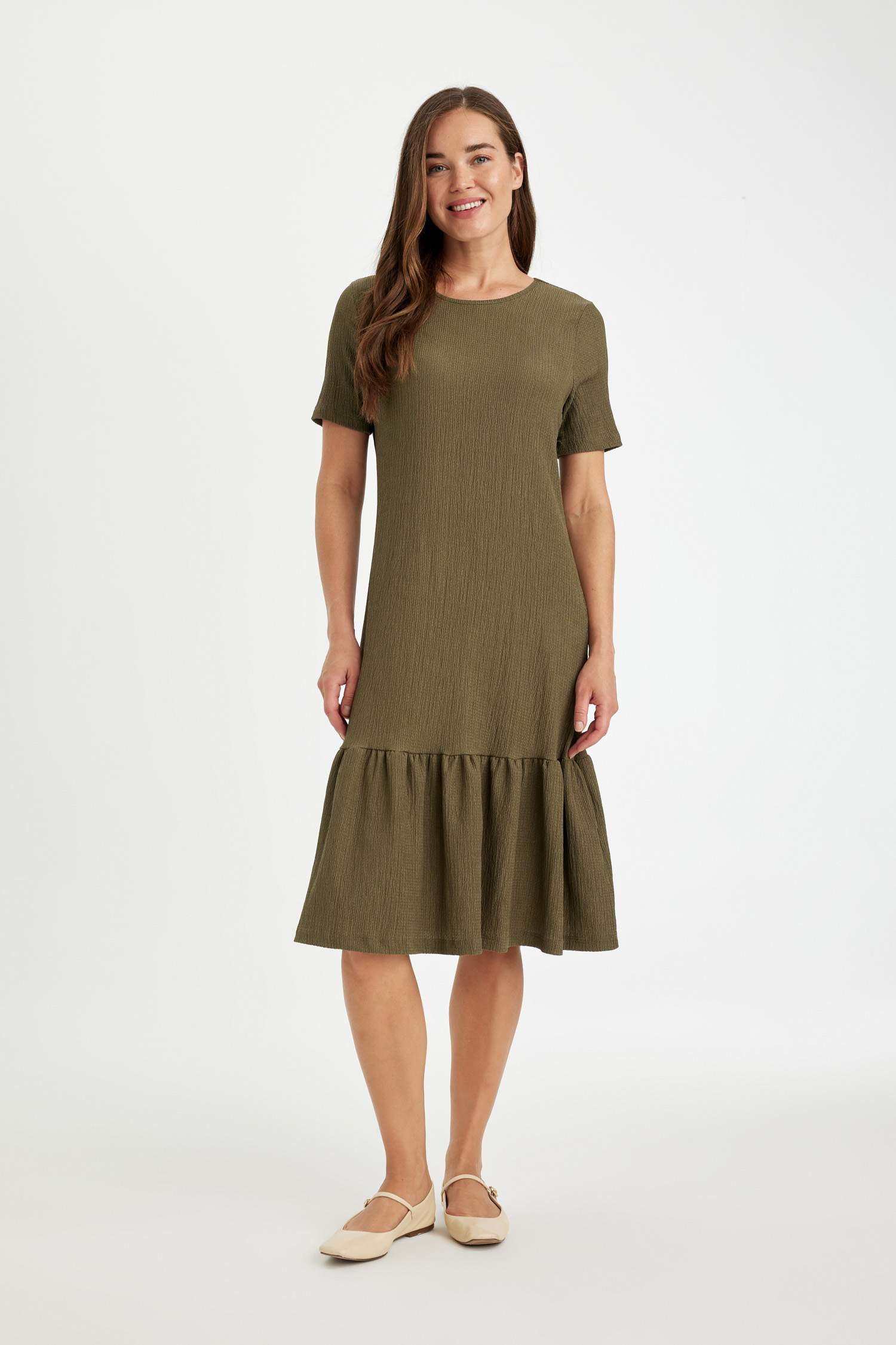 فستان نص كم القماش المنسوج برجل واسع برقبة مستديرة