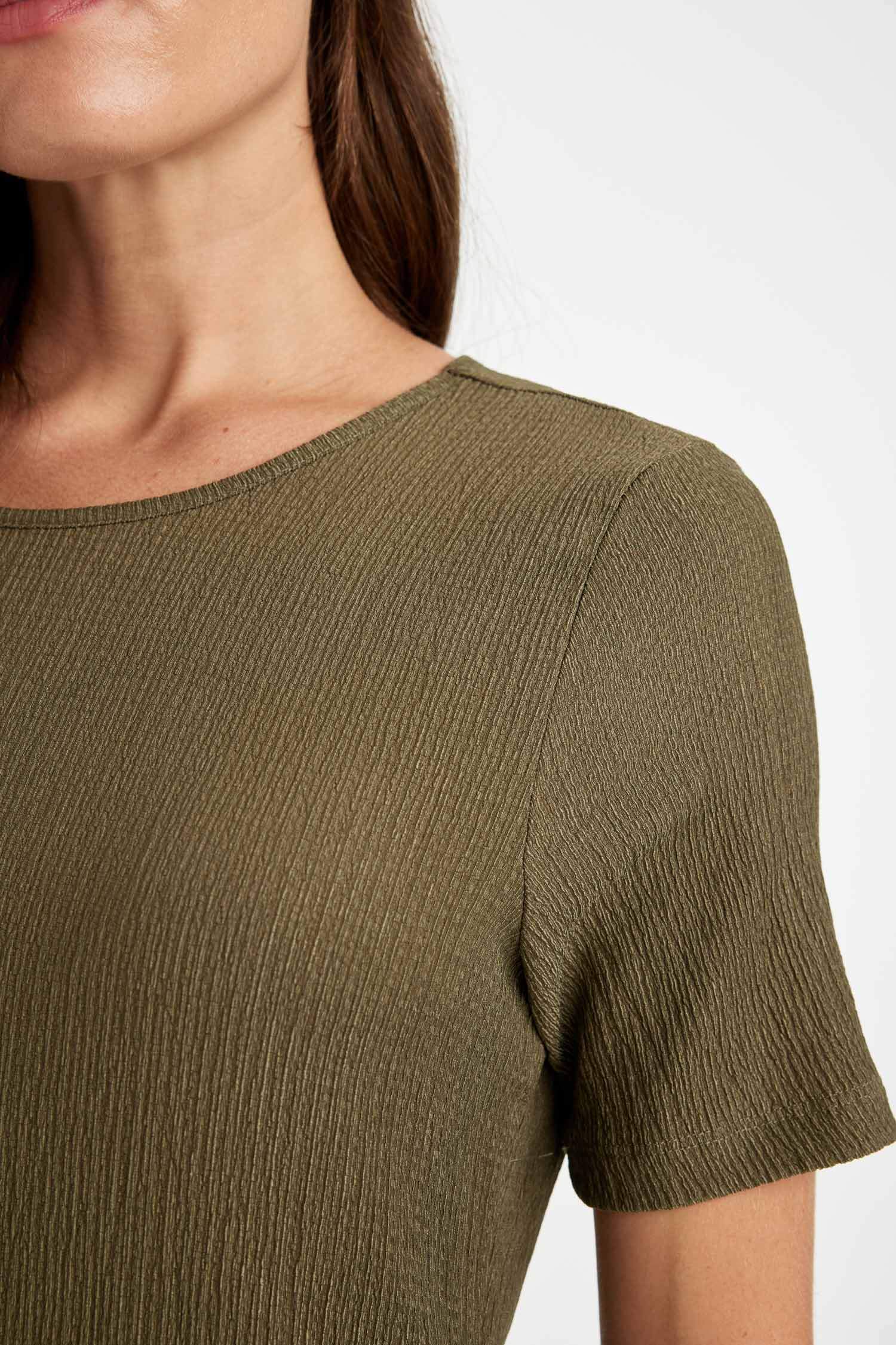 فستان نص كم القماش المنسوج برجل واسع برقبة مستديرة