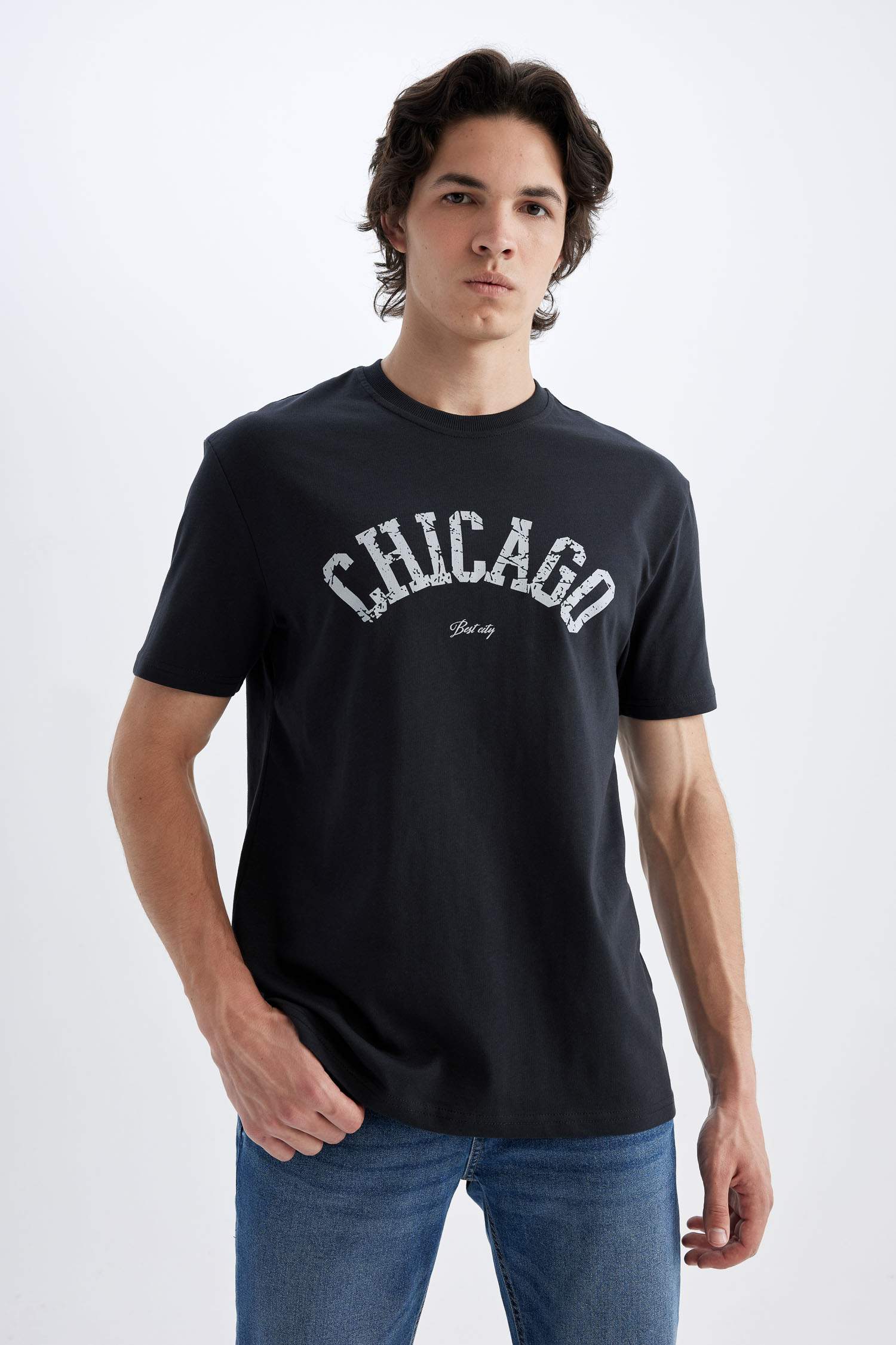 تيشيرت أسود مطبوع قصة عادية برقبة مستديرة