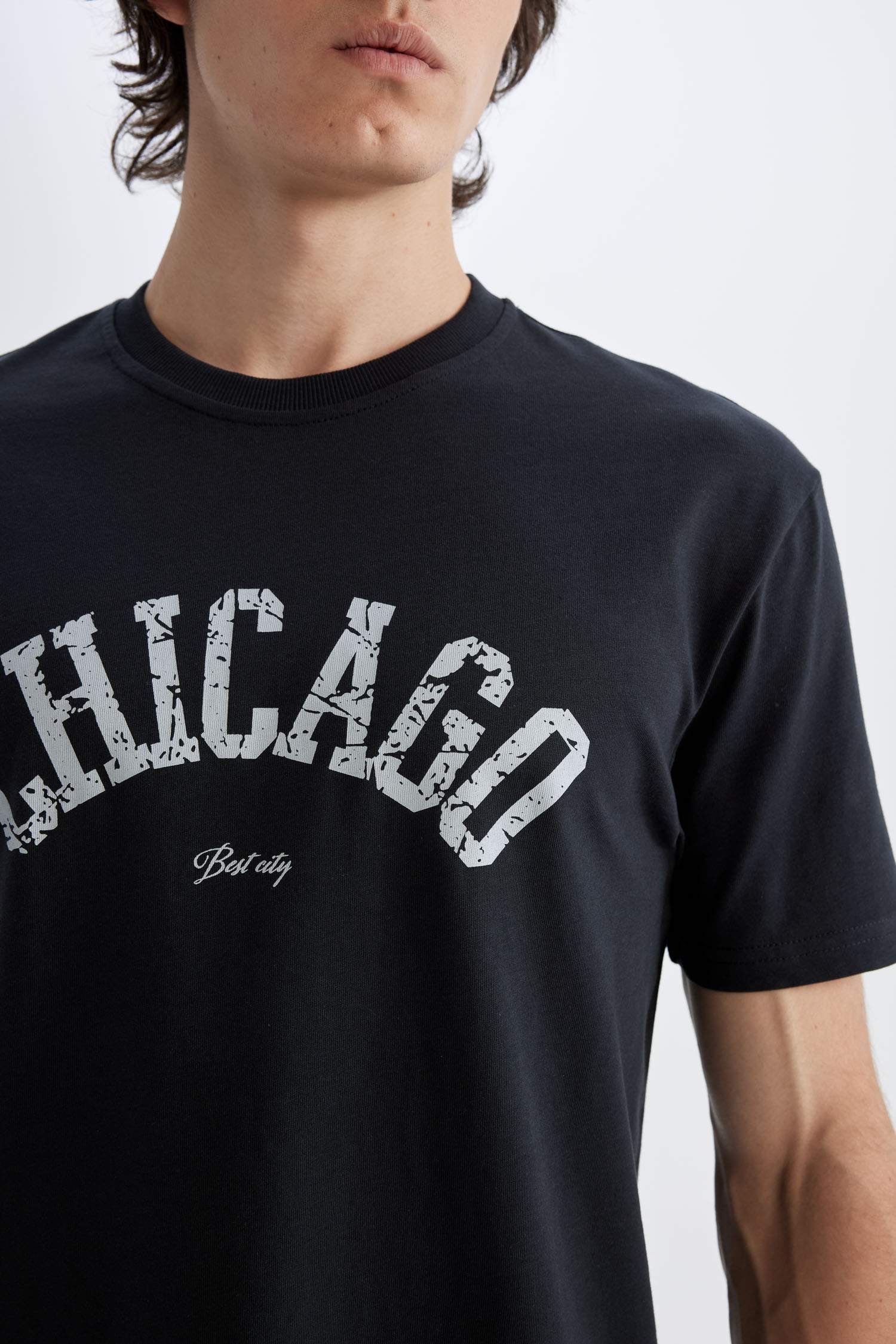 تيشيرت أسود مطبوع قصة عادية برقبة مستديرة