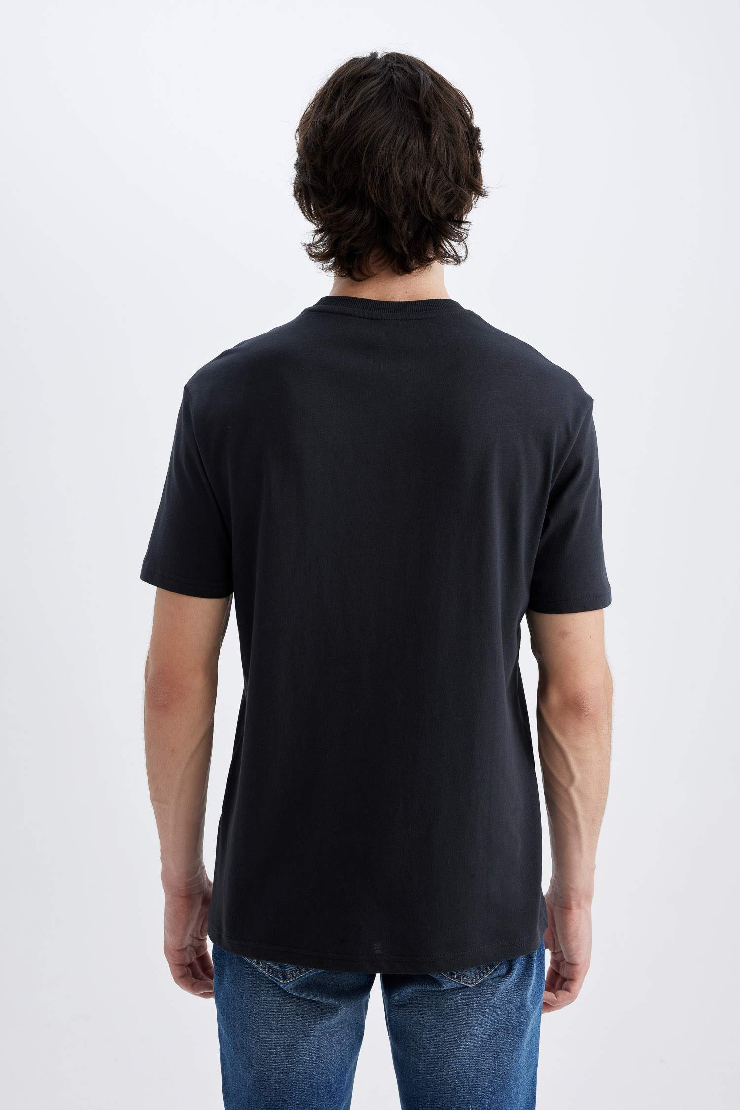 تيشيرت أسود مطبوع قصة عادية برقبة مستديرة