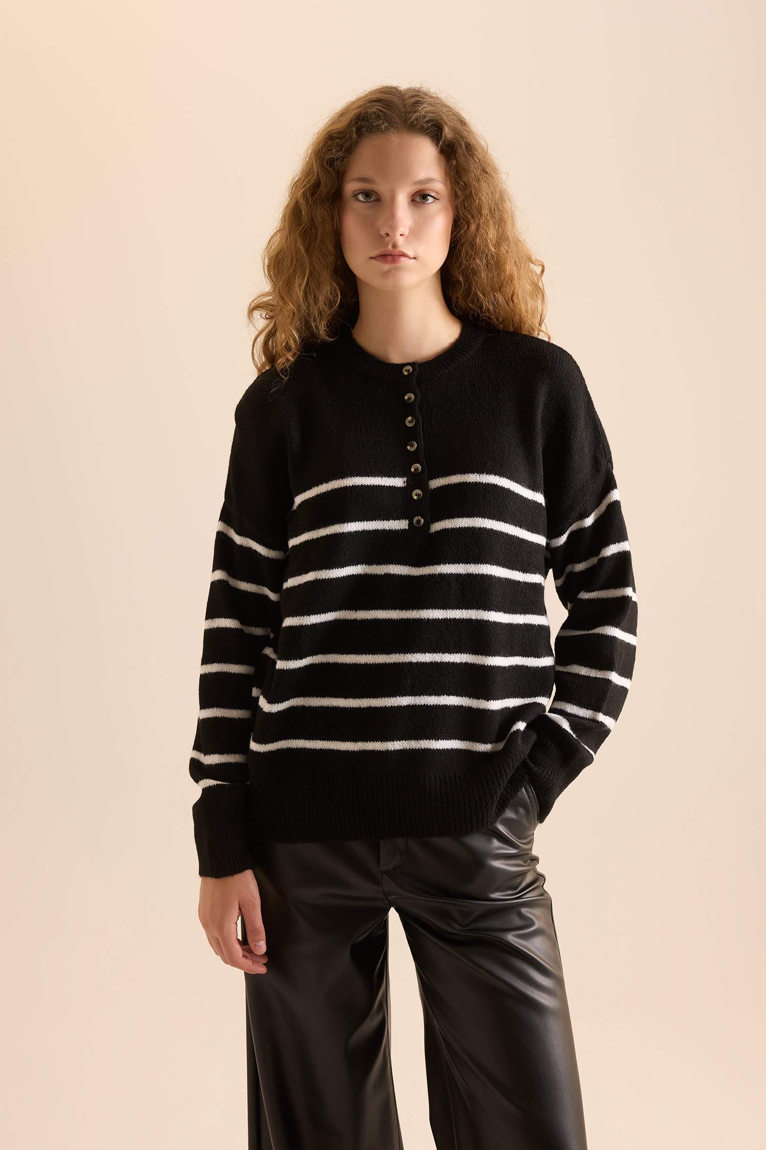 Oversize Geniş Kalıp Düğmeli Yaka Triko Kazak