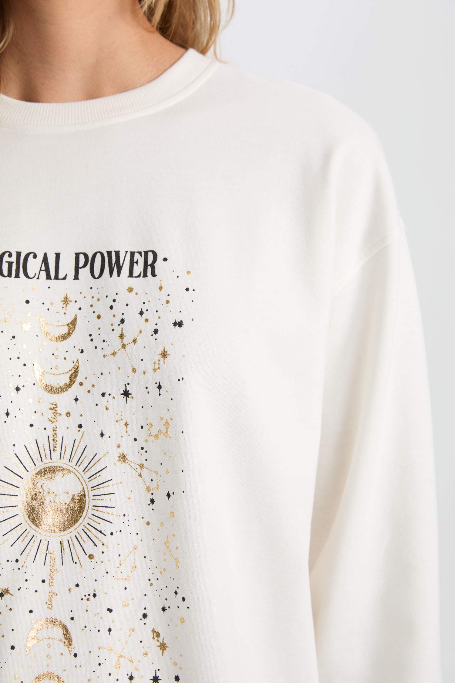 سويت شيرت خفيف قصة مريحة برقبة مستديرة