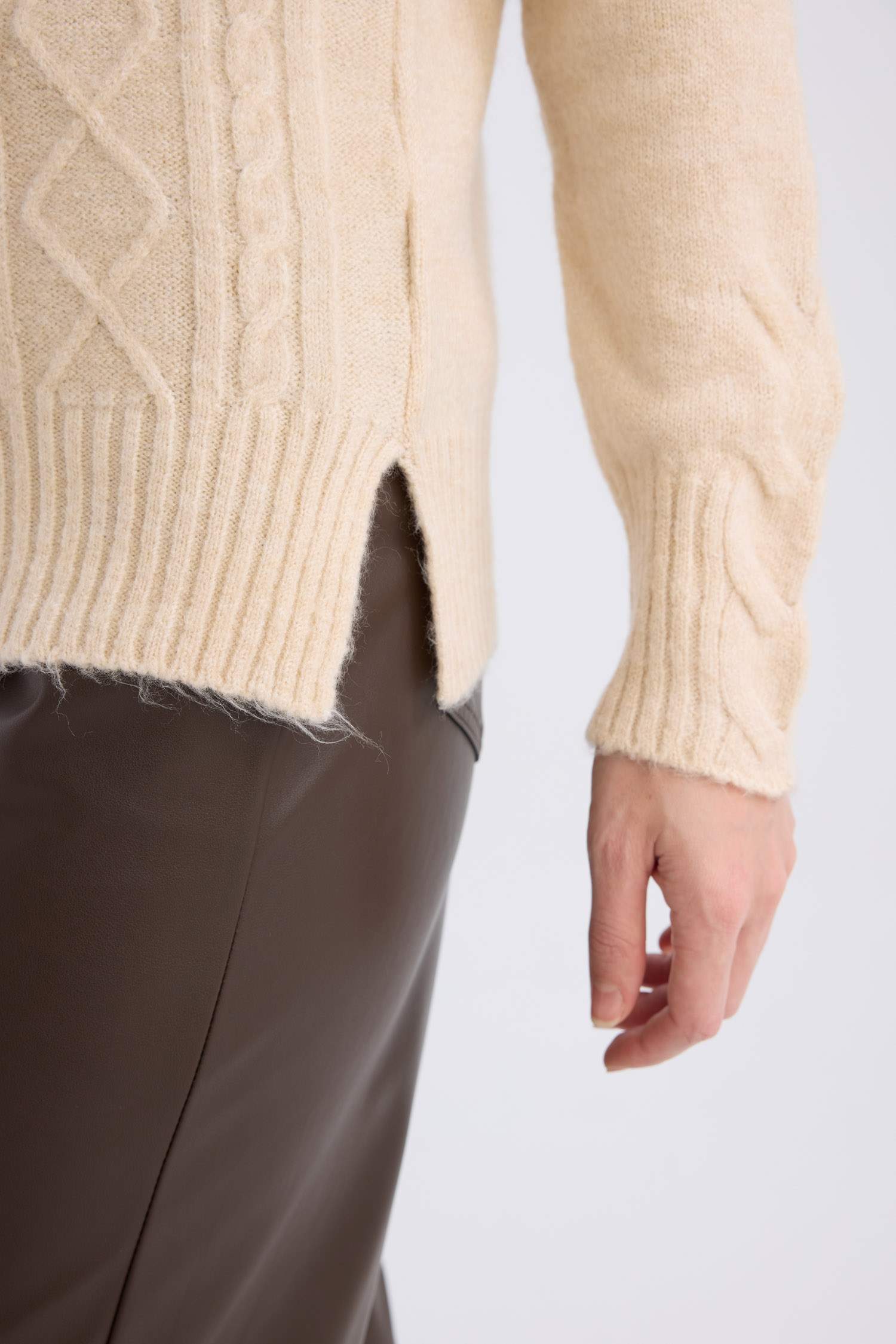 Regular Fit Bisiklet Yaka Saç Örgülü Triko Kazak