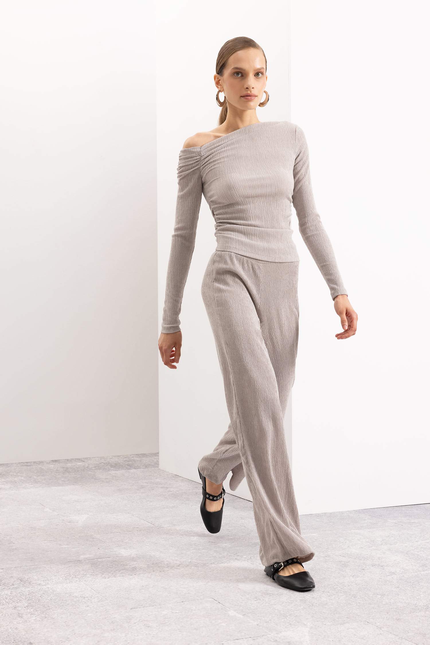 Slim Fit Dar Kesim Tek Omuzlu Bürümcük Uzun Kollu Tişört