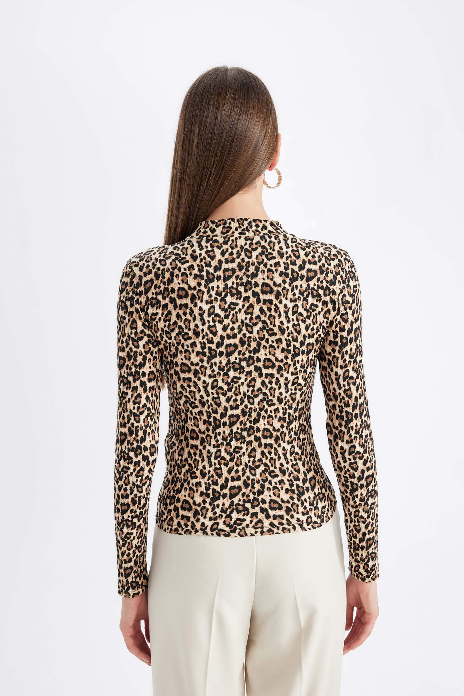 Slim Fit Dar Kesim Yarım Balıkçı Yaka Leopar Desenli Uzun Kollu Tişört