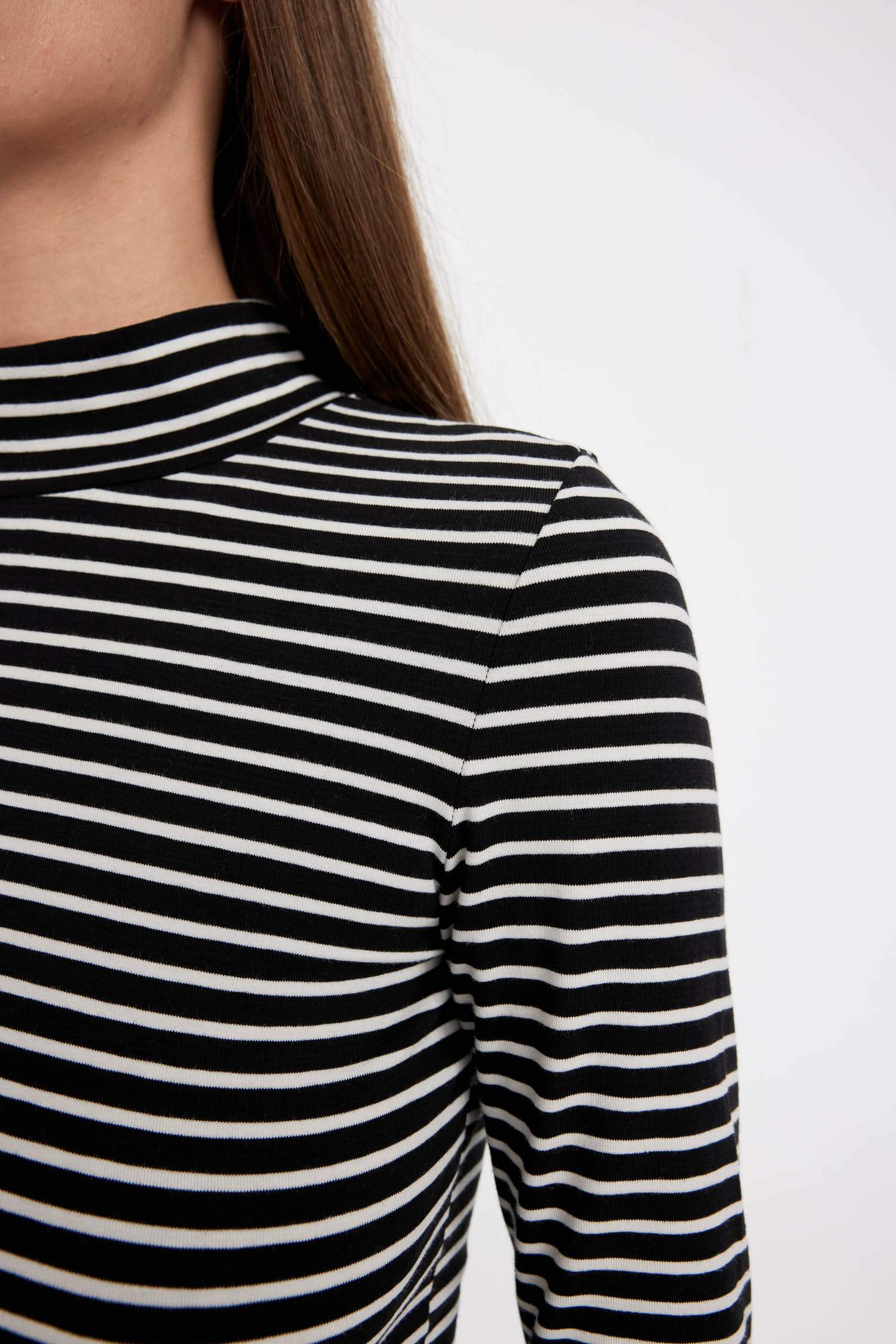 Кофта приталенного кроя с длинным рукавом