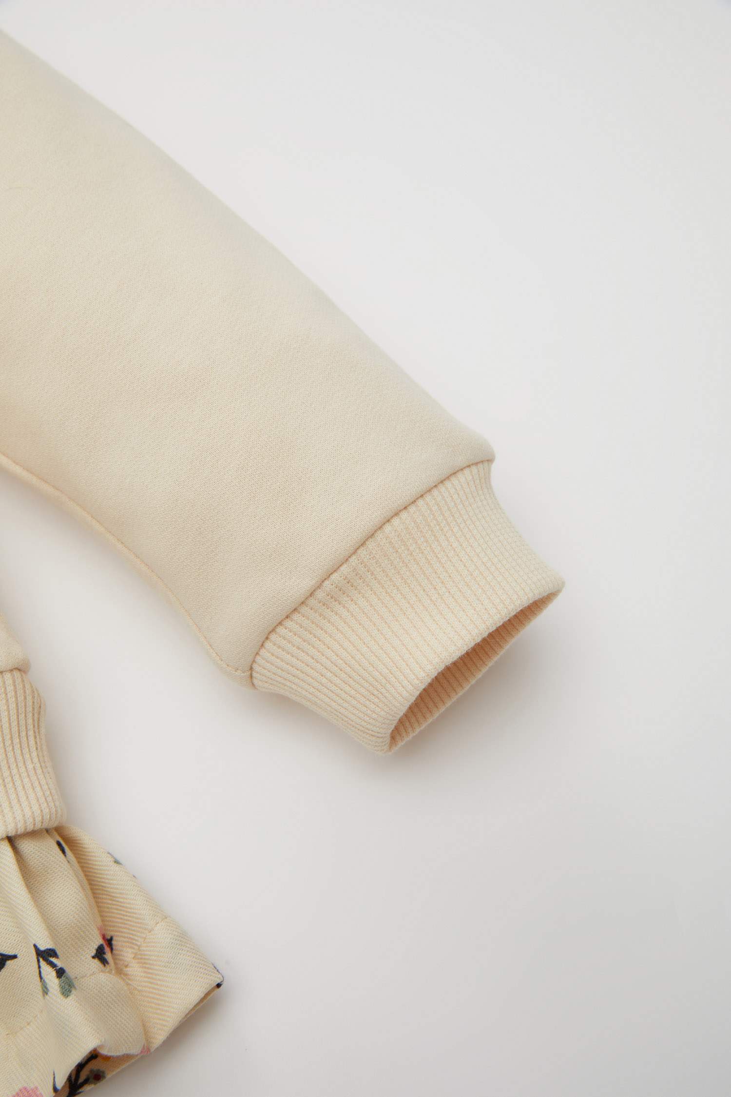 سويت شيرت بطبعة شعار قصة عادية بياخة مستديرة مغسول