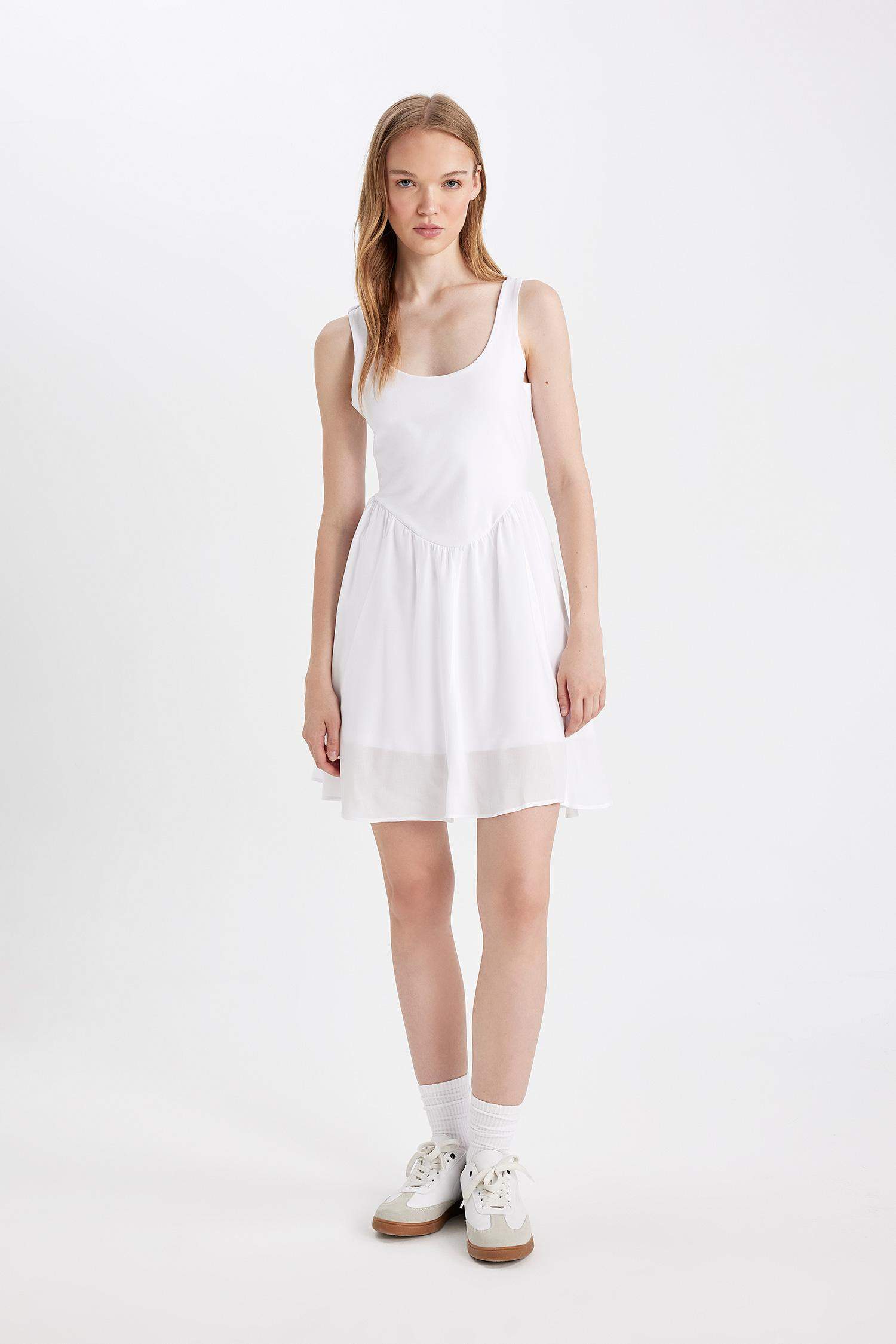 فستان ابيض قصير بحمالات