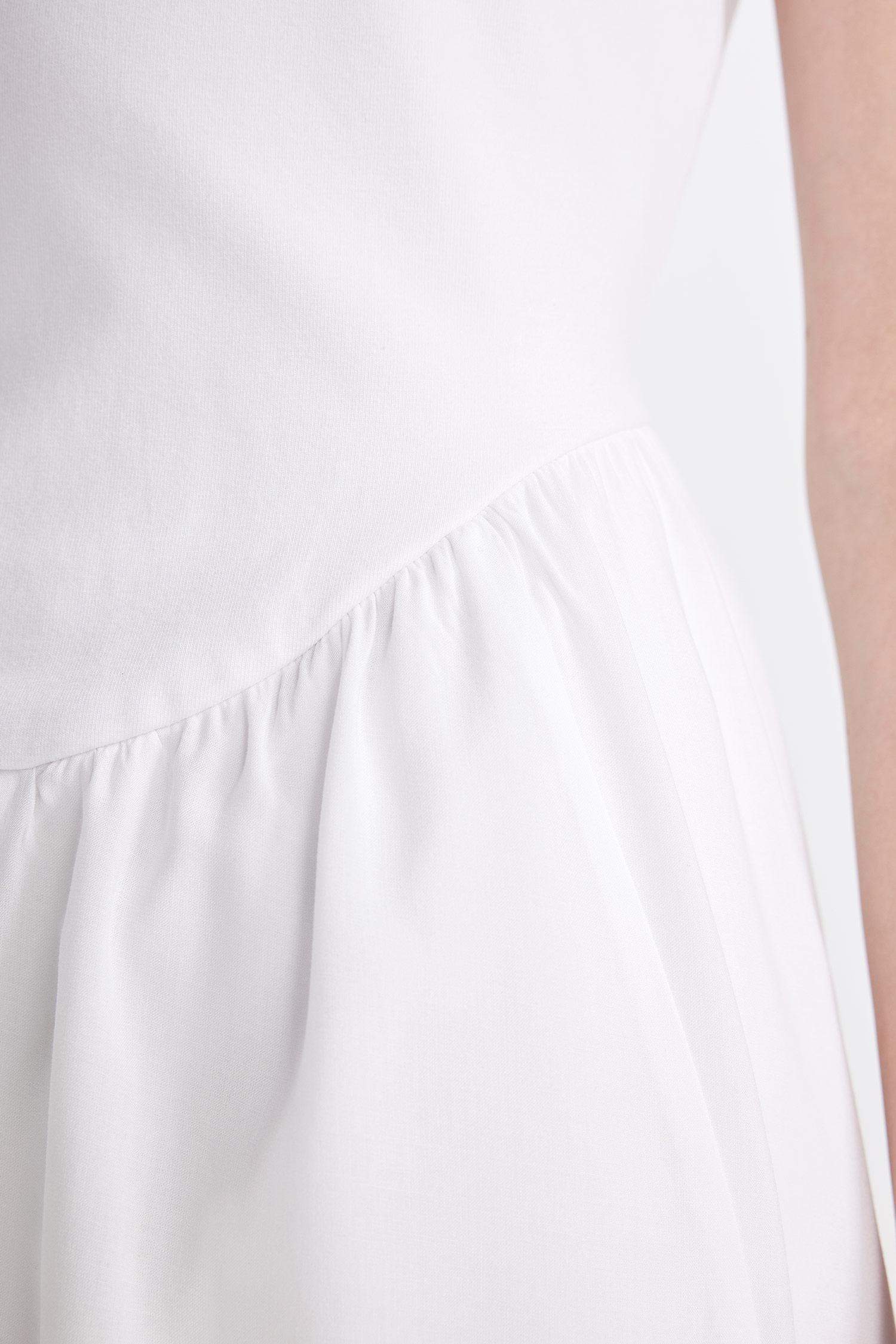 فستان ابيض قصير بحمالات