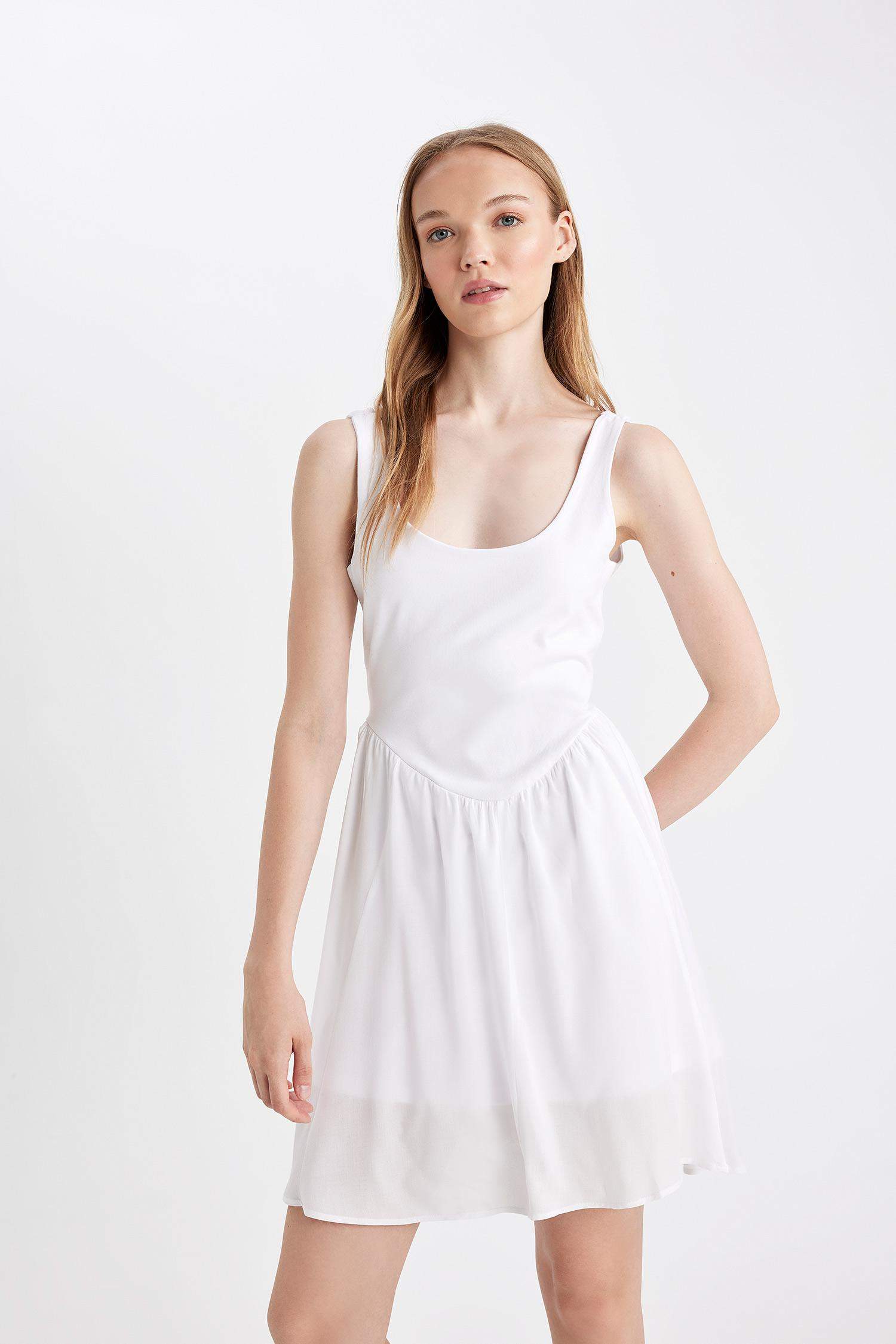 فستان ابيض قصير بحمالات