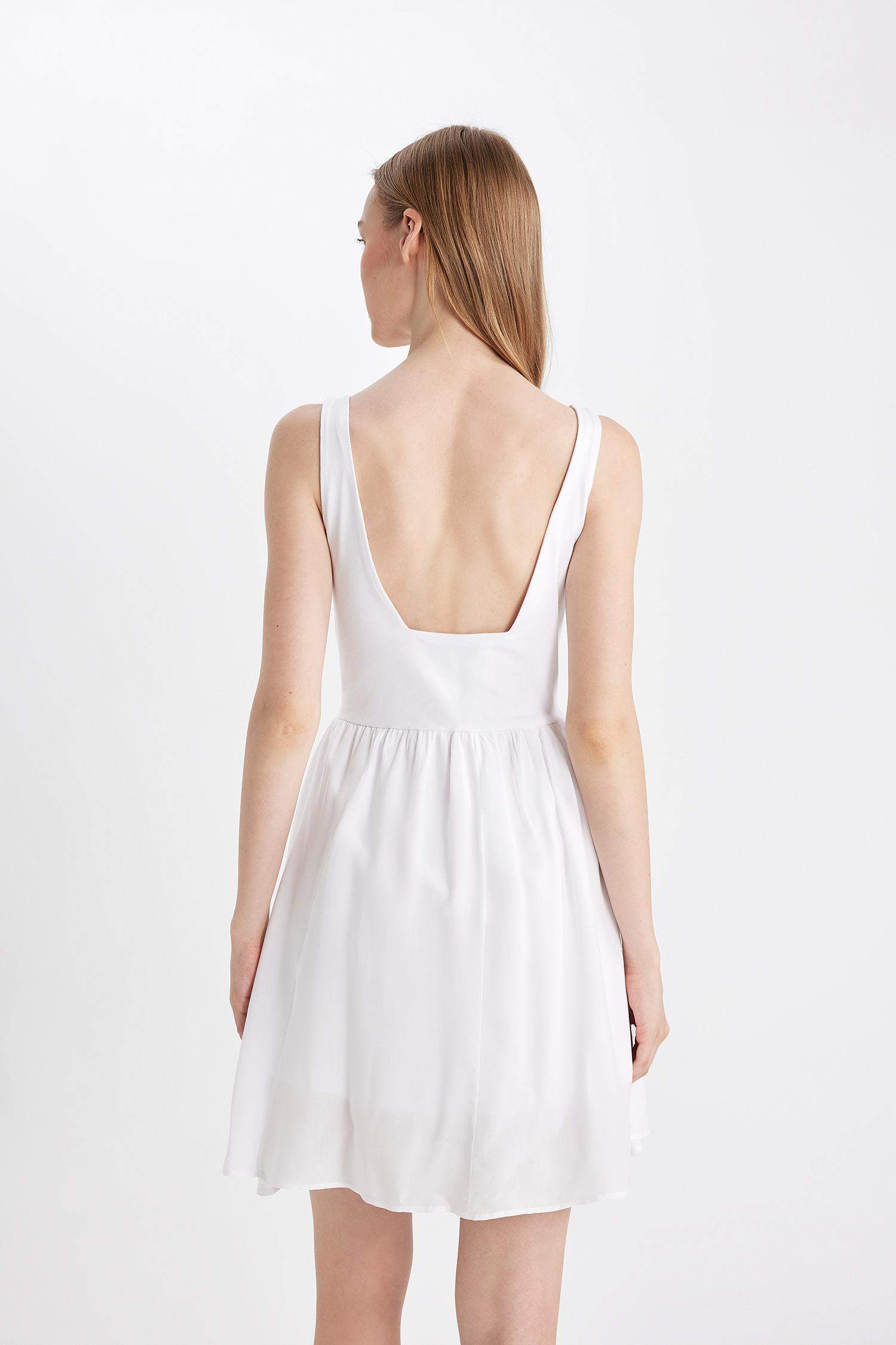 فستان ابيض قصير بحمالات