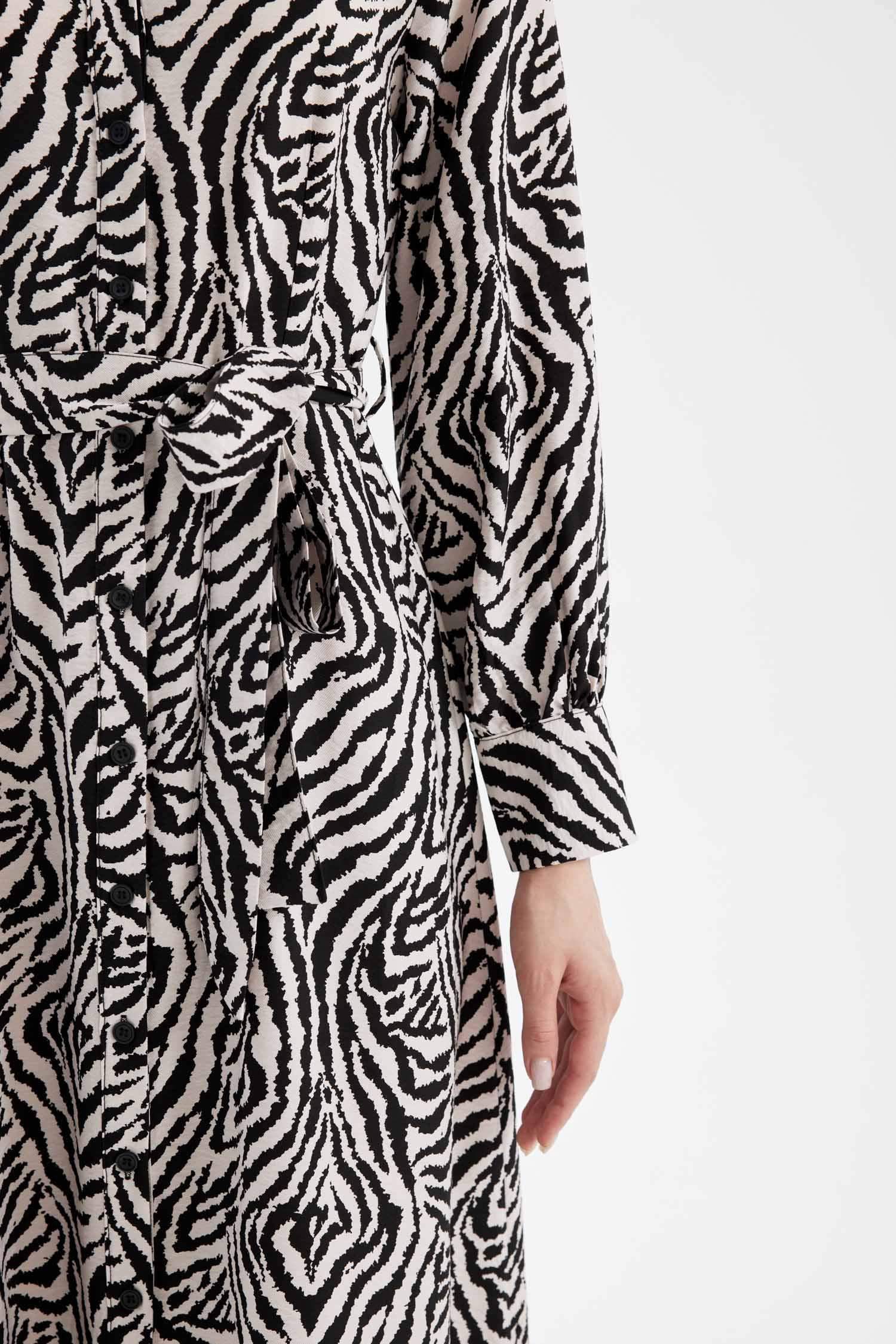 فستان طويل مطبوع ردن طويل وقصة A بياخة قميص