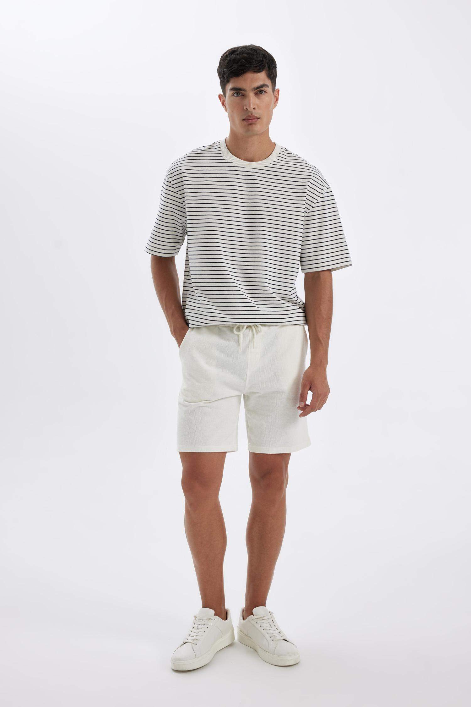 شورت جاكار قصة عادية