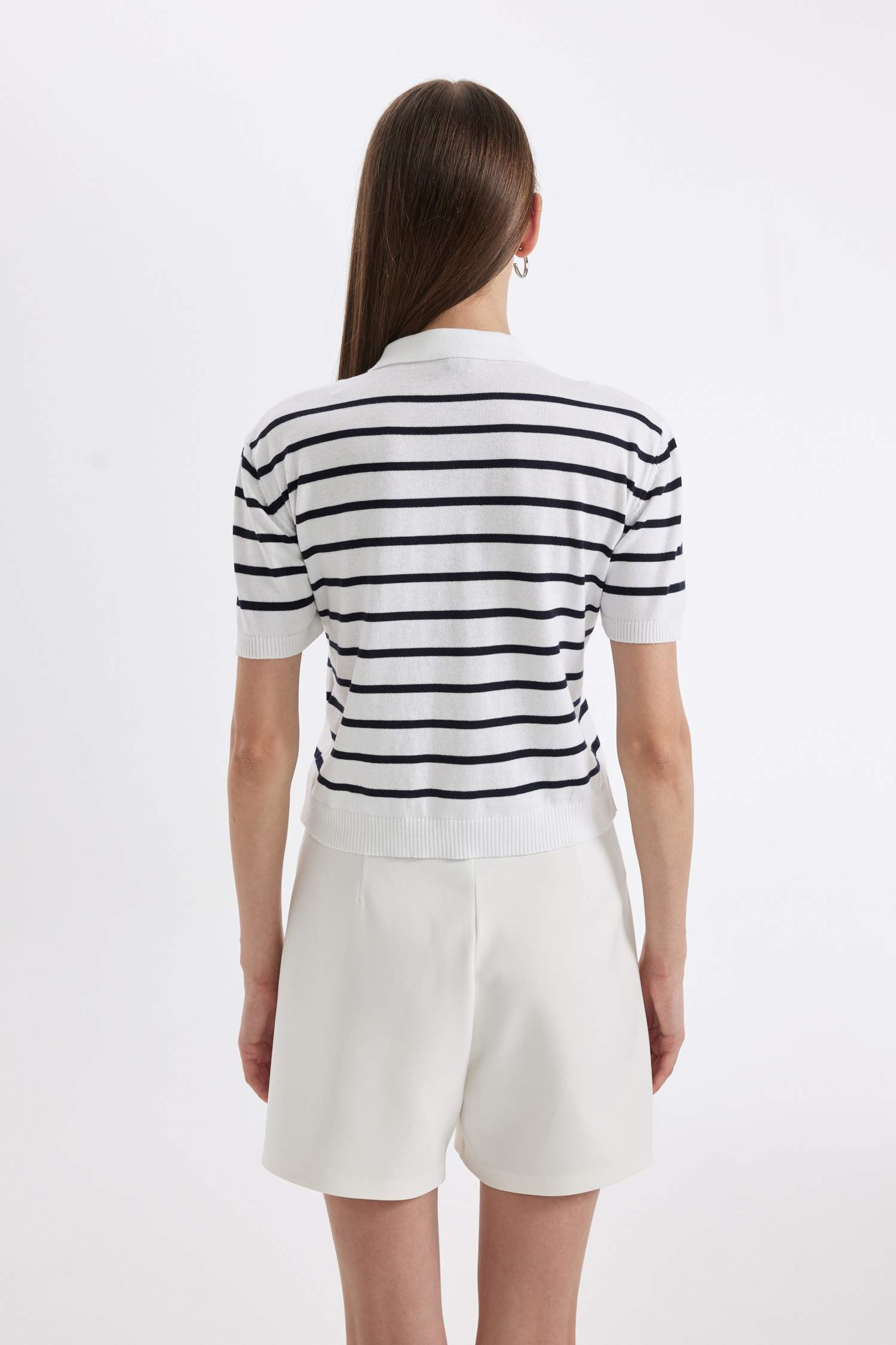 Свитер стандартного кроя с воротником-поло