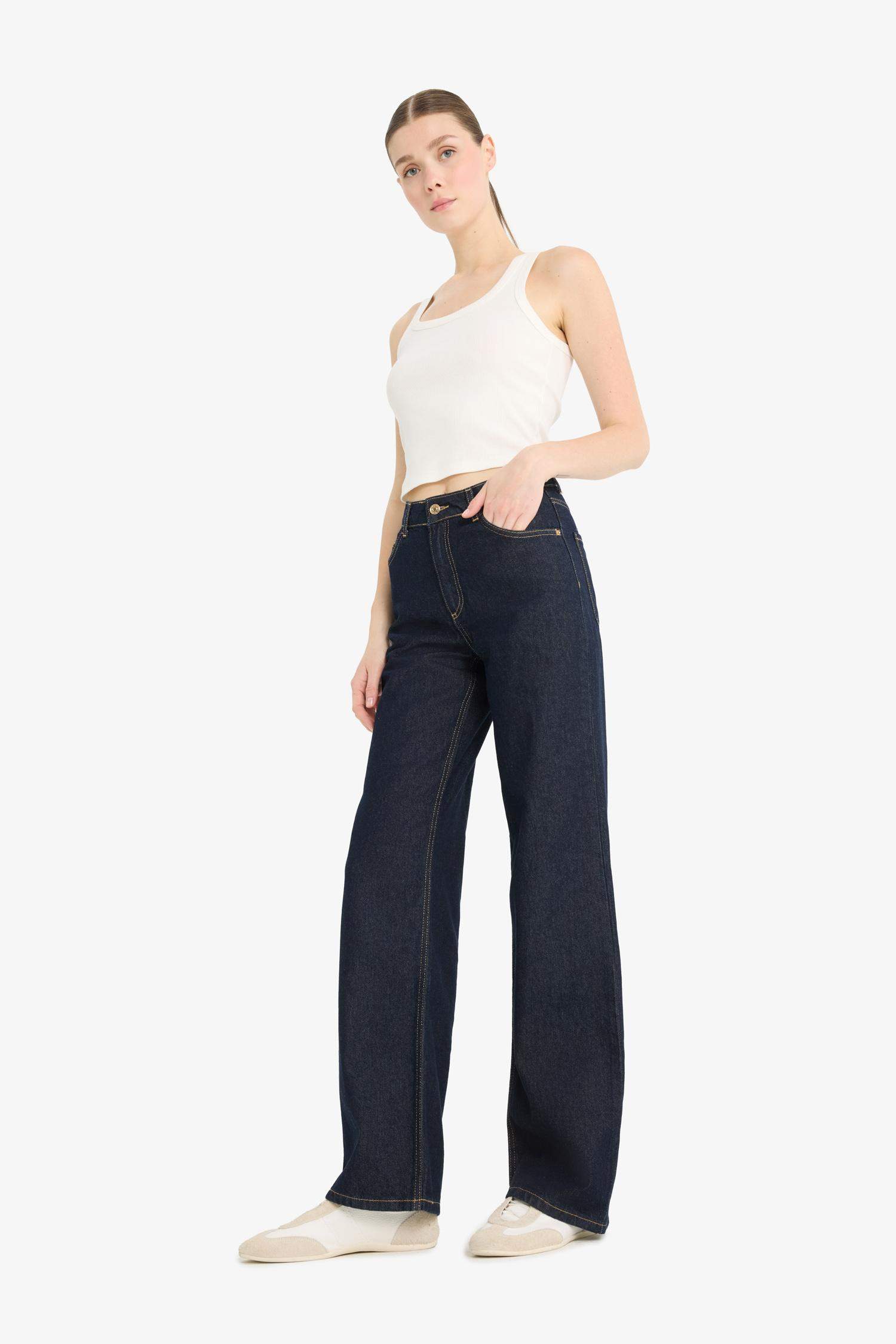 سروال جينز واسع بخصر عالي بقصة مستقيمة