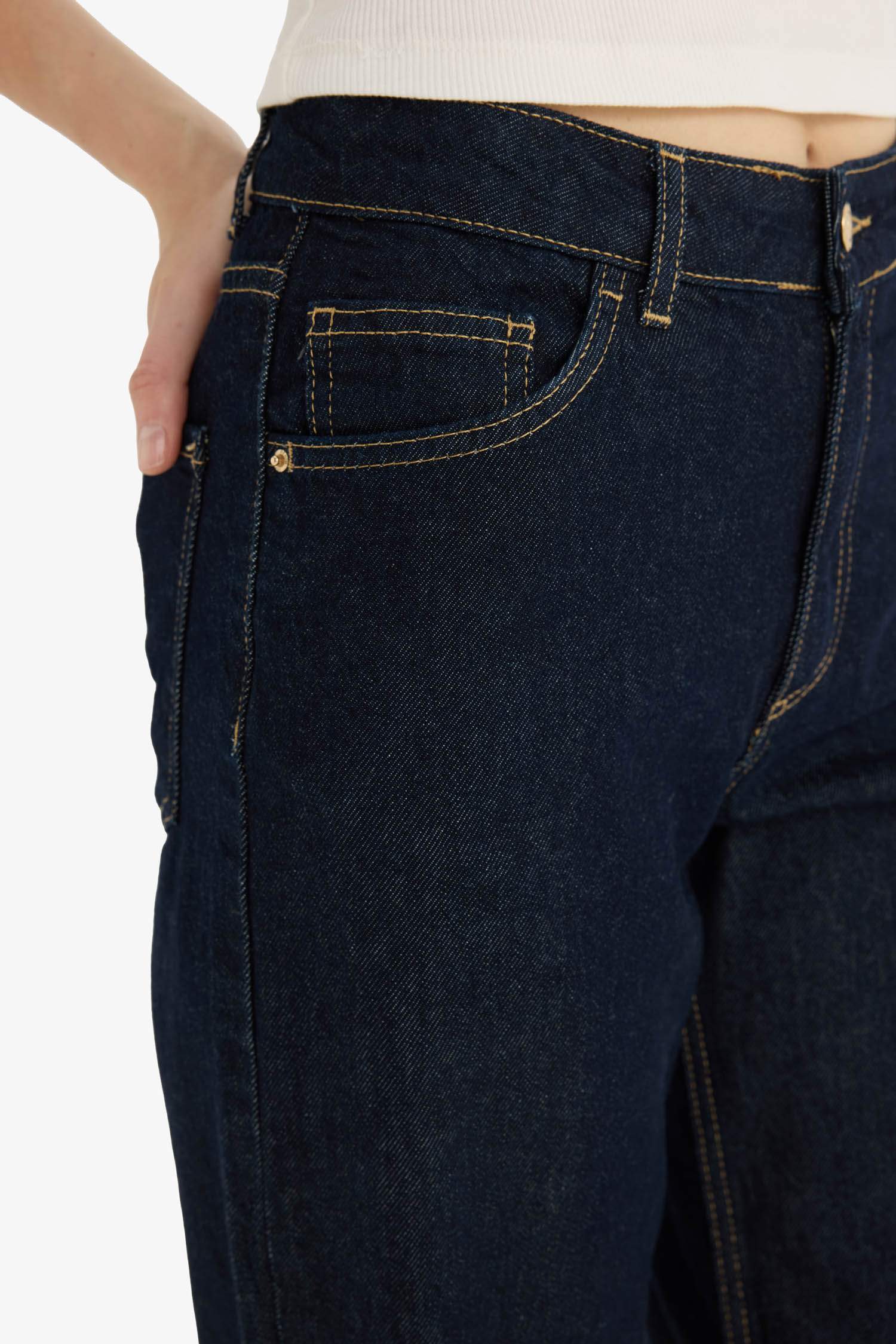 سروال جينز واسع بخصر عالي بقصة مستقيمة